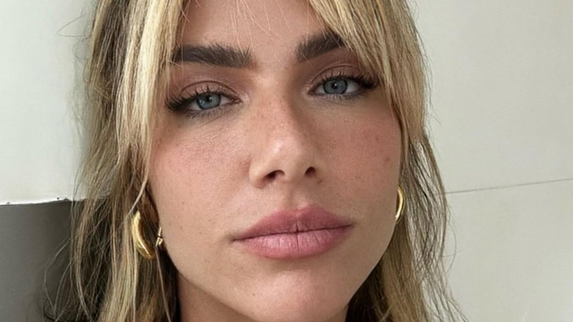Giovanna Ewbank dá show de sensualidade e faz topless