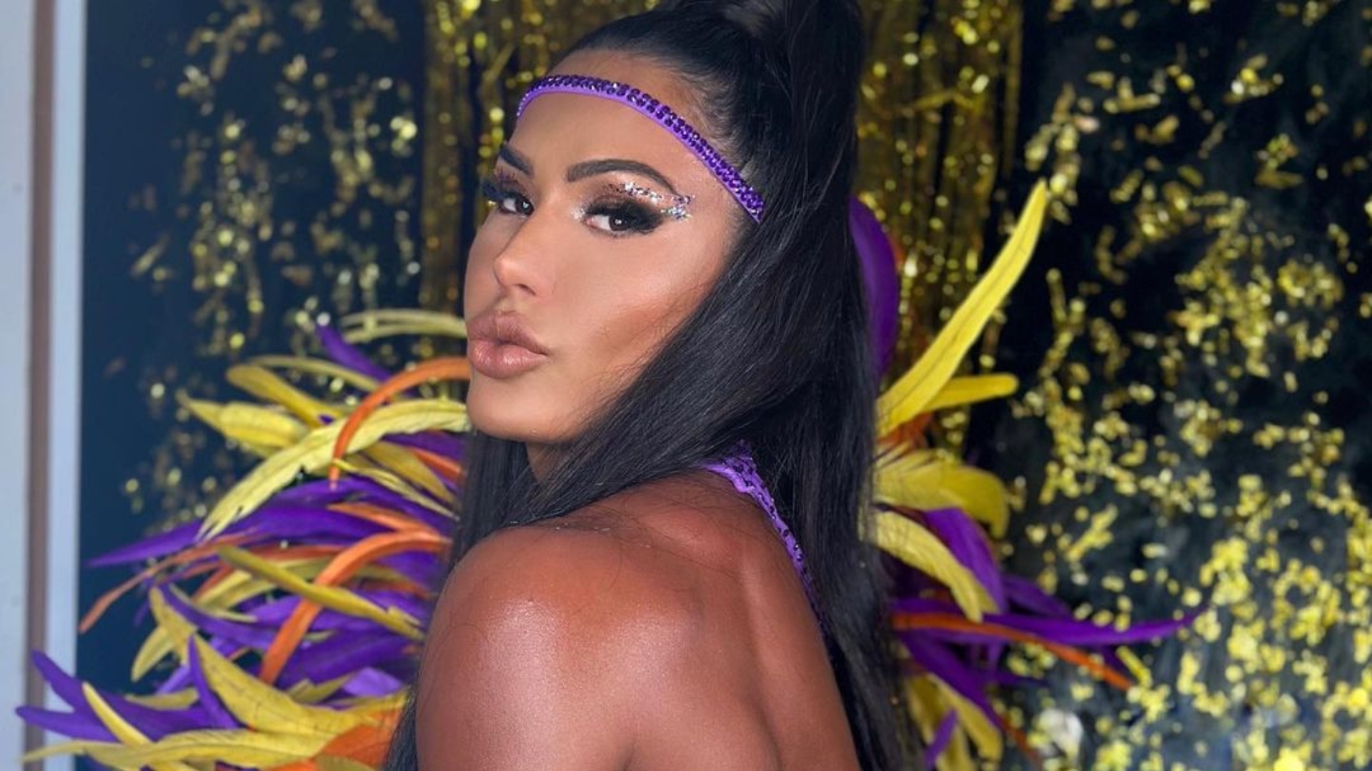 Gracyanne Barbosa vira de costas e exibe bumbum gigante com calcinha fio-dental
