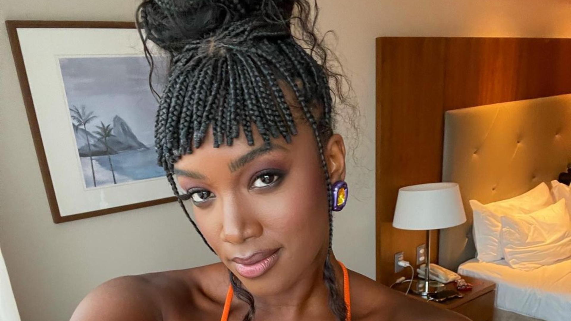 Iza sensualiza com modelito transparente e mostra demais