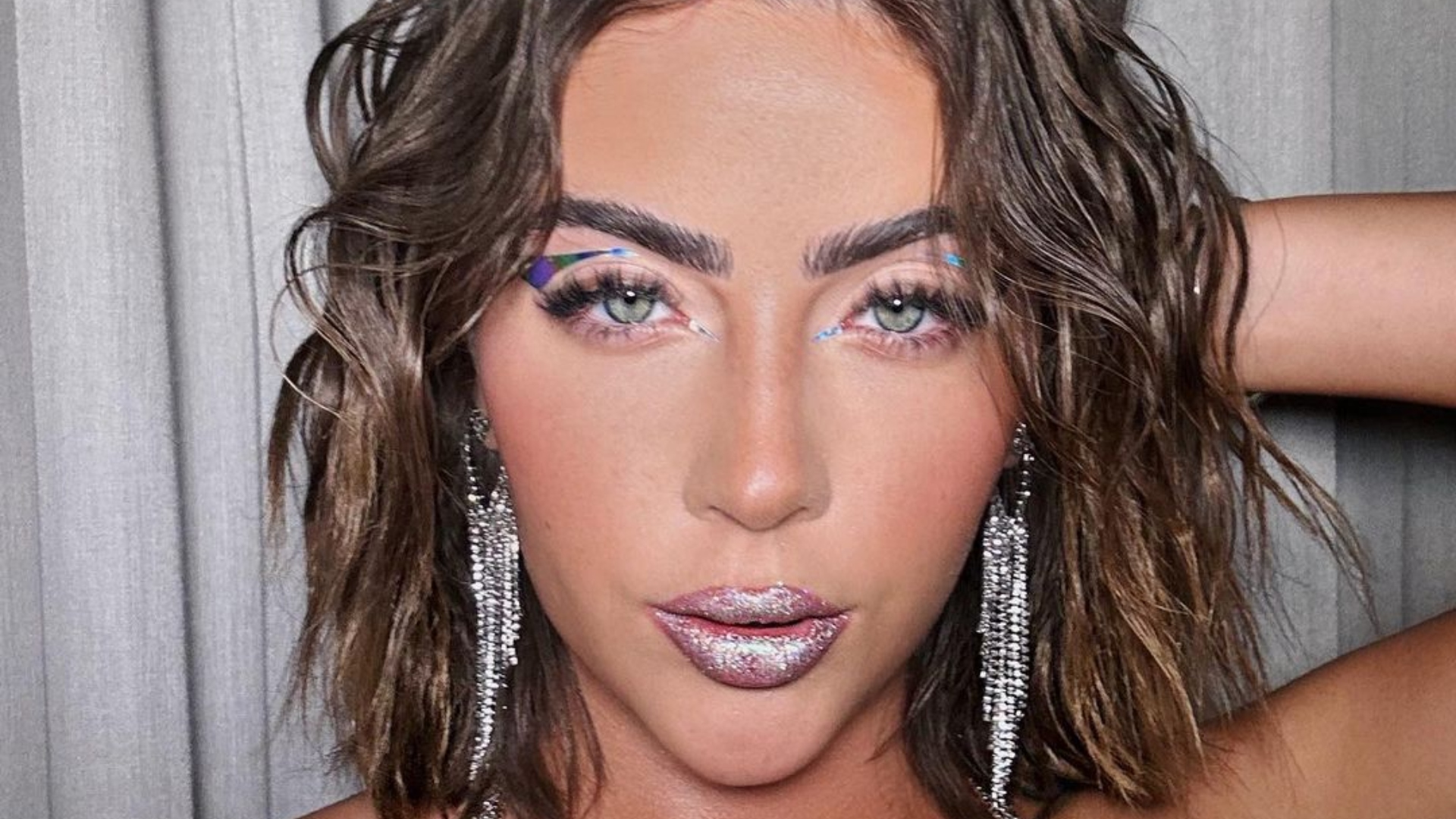 Jade Picon ostenta bumbum empinado com maiô cavadíssimo