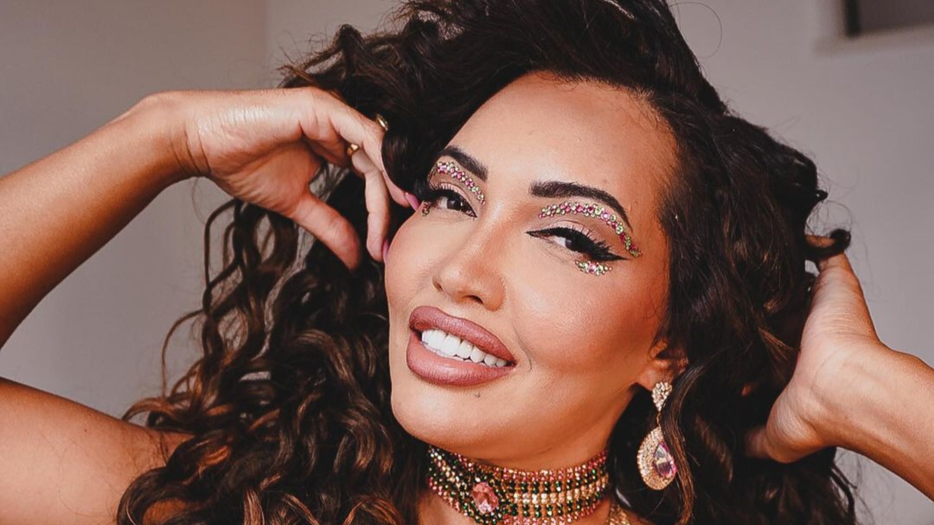 Karinah fala sobre desafios de ser uma mulher no samba e no pagode: “Atitude é uma virtude que eu tenho”