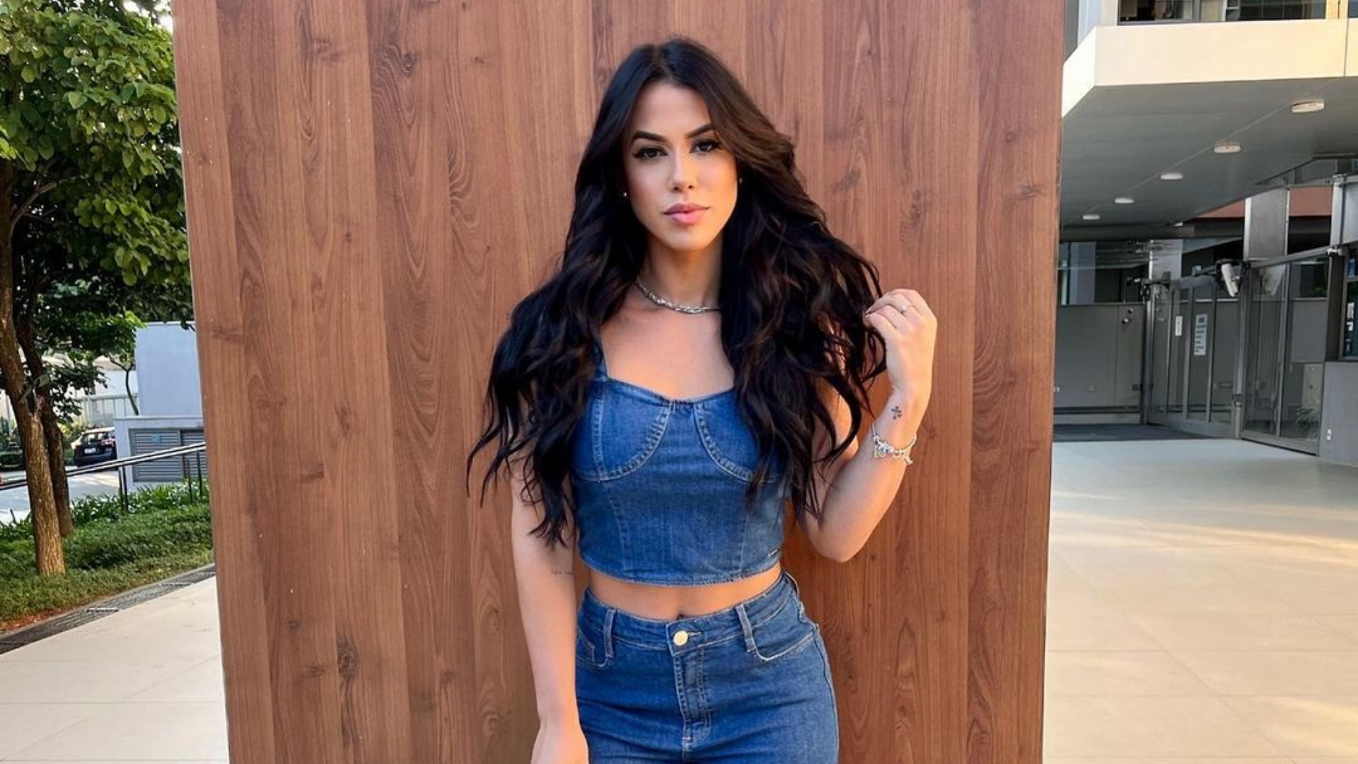 Larissa Tomásia ostenta barriga sarada com blusa curtinha