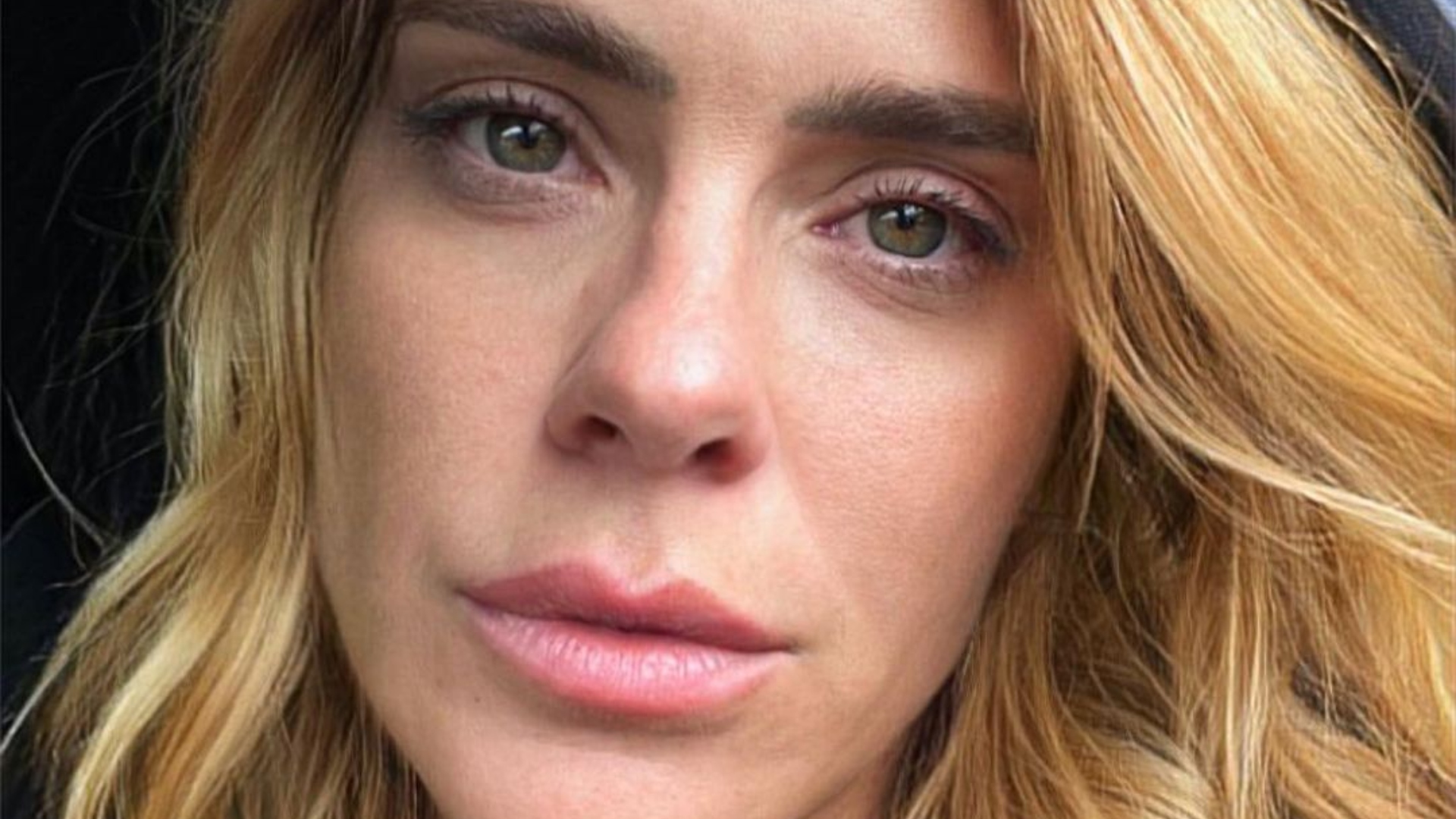 Carolina Dieckmann ostenta curvas exuberamtes com maiô ousado