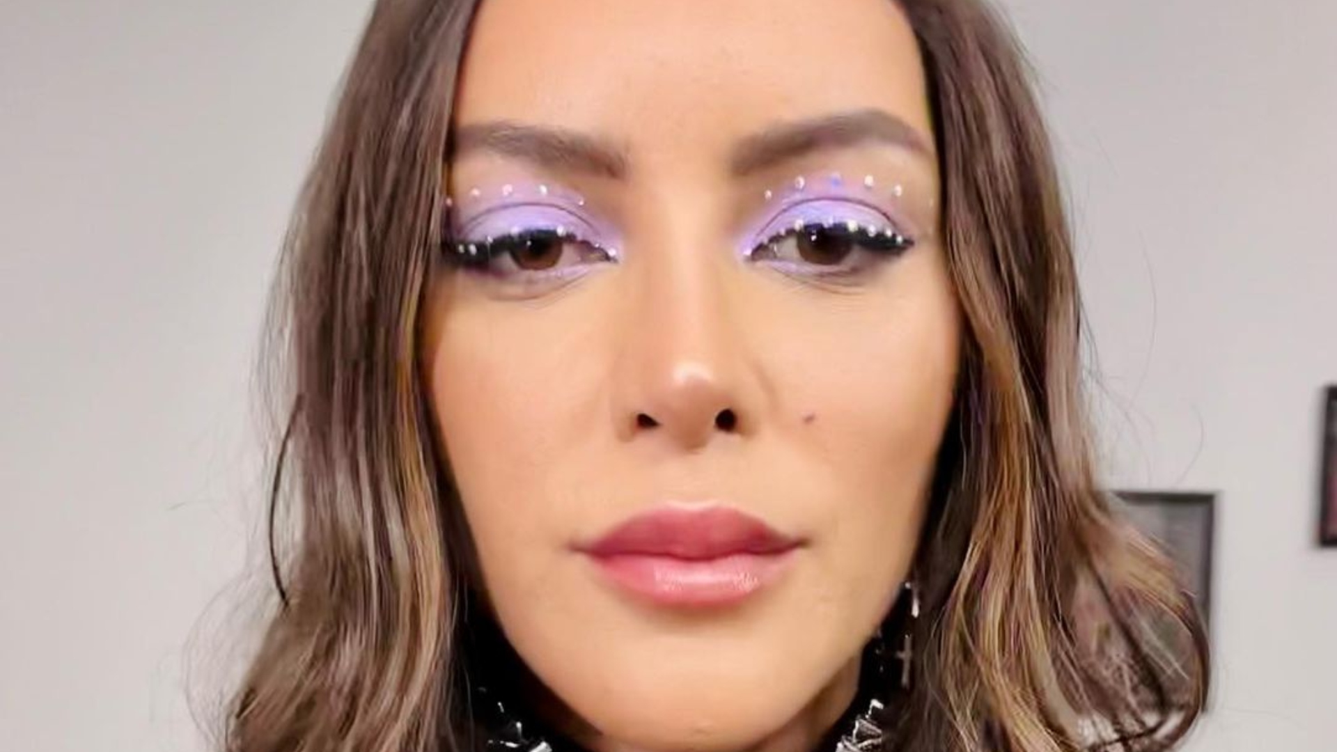 Atriz de ‘Quanto Mais Vida Melhor’ posa com seios completamente à mostra