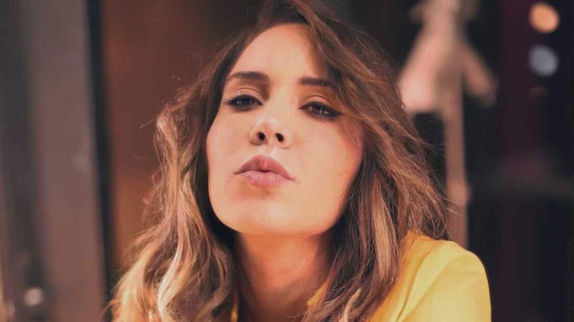 Mulher Melão ostenta bumbum empinado com calcinha fio-dental