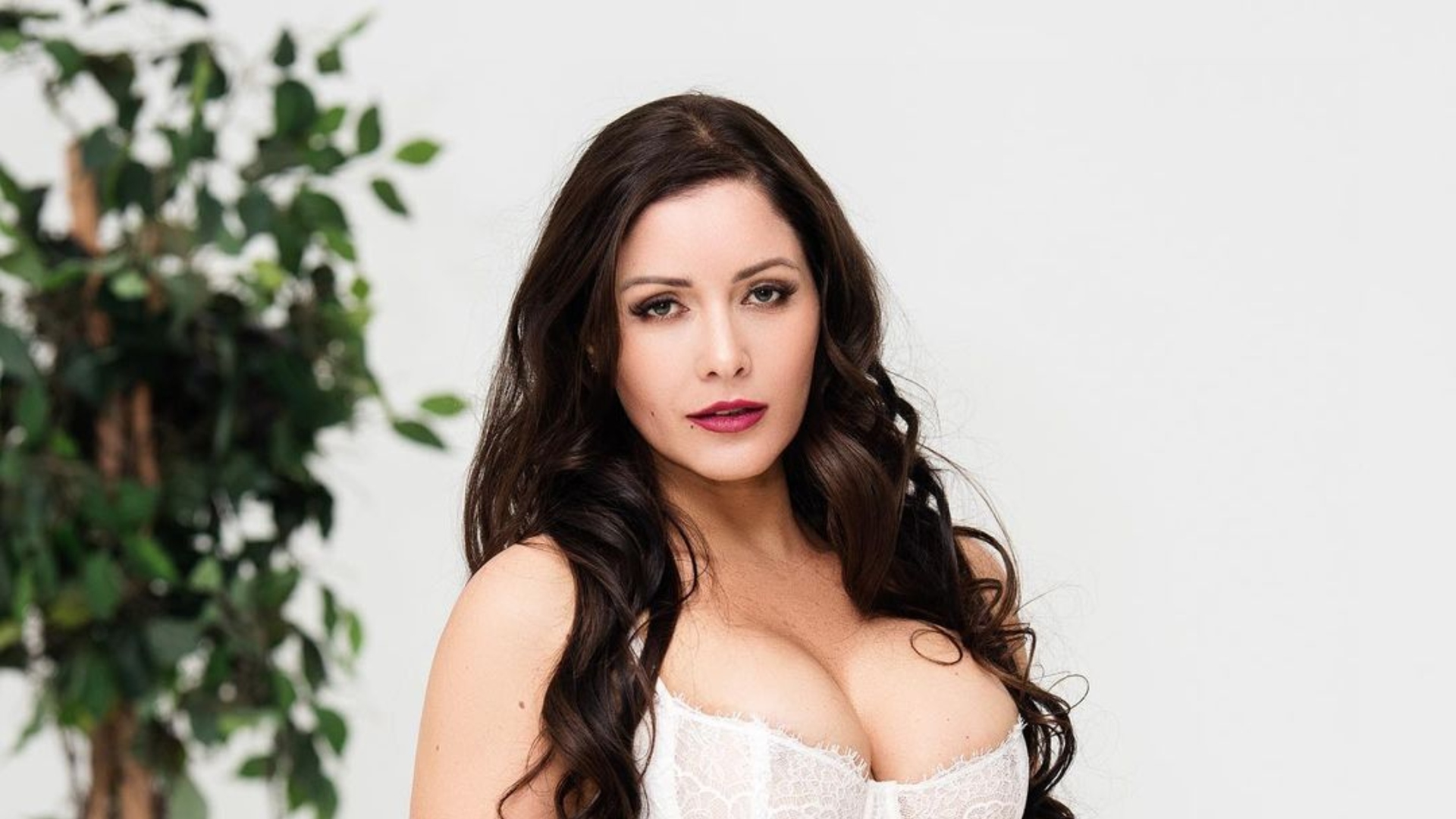 Nana Gouvea ostenta curvas exuberantes com lingerie minúscula