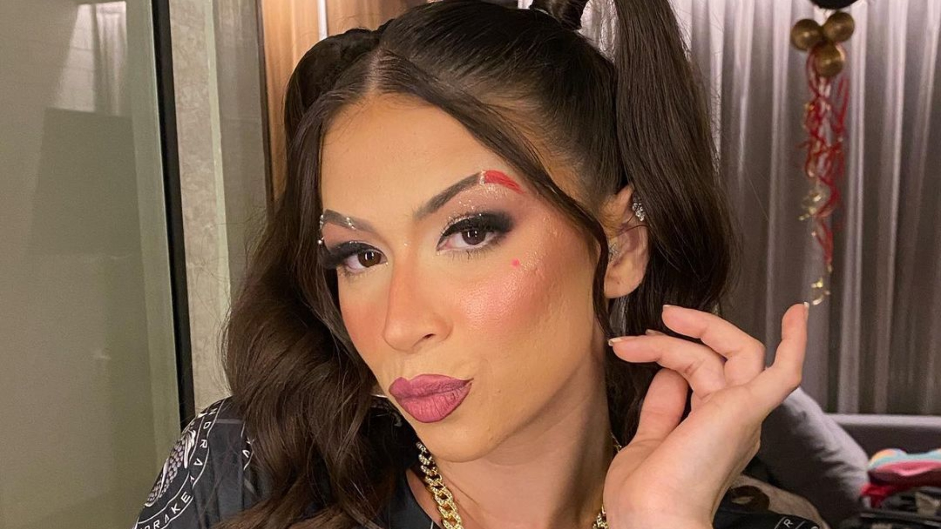 MC Pipokinha causa polêmica ao fazer sexo oral no palco de show
