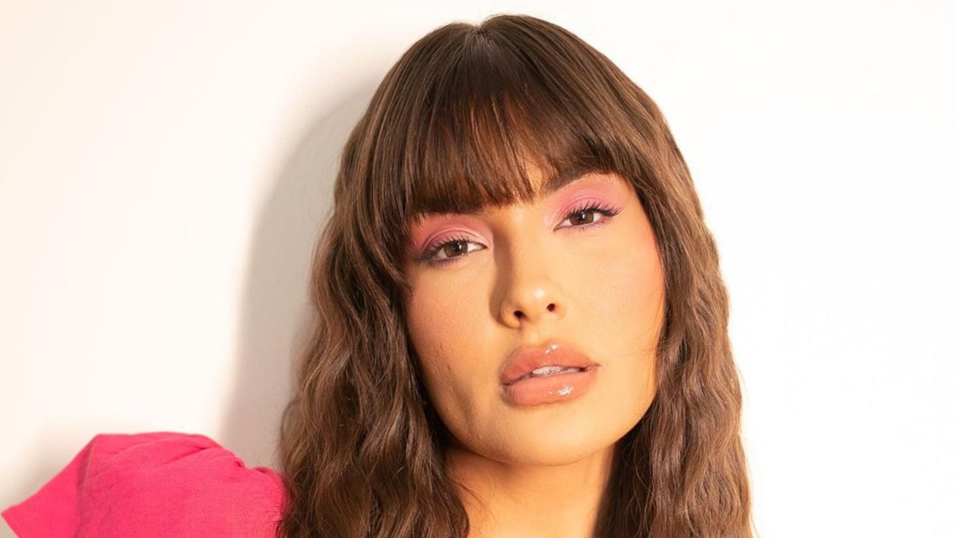 Ex-BBB Thais Braz exibe barriga chapadíssima com top curtinho