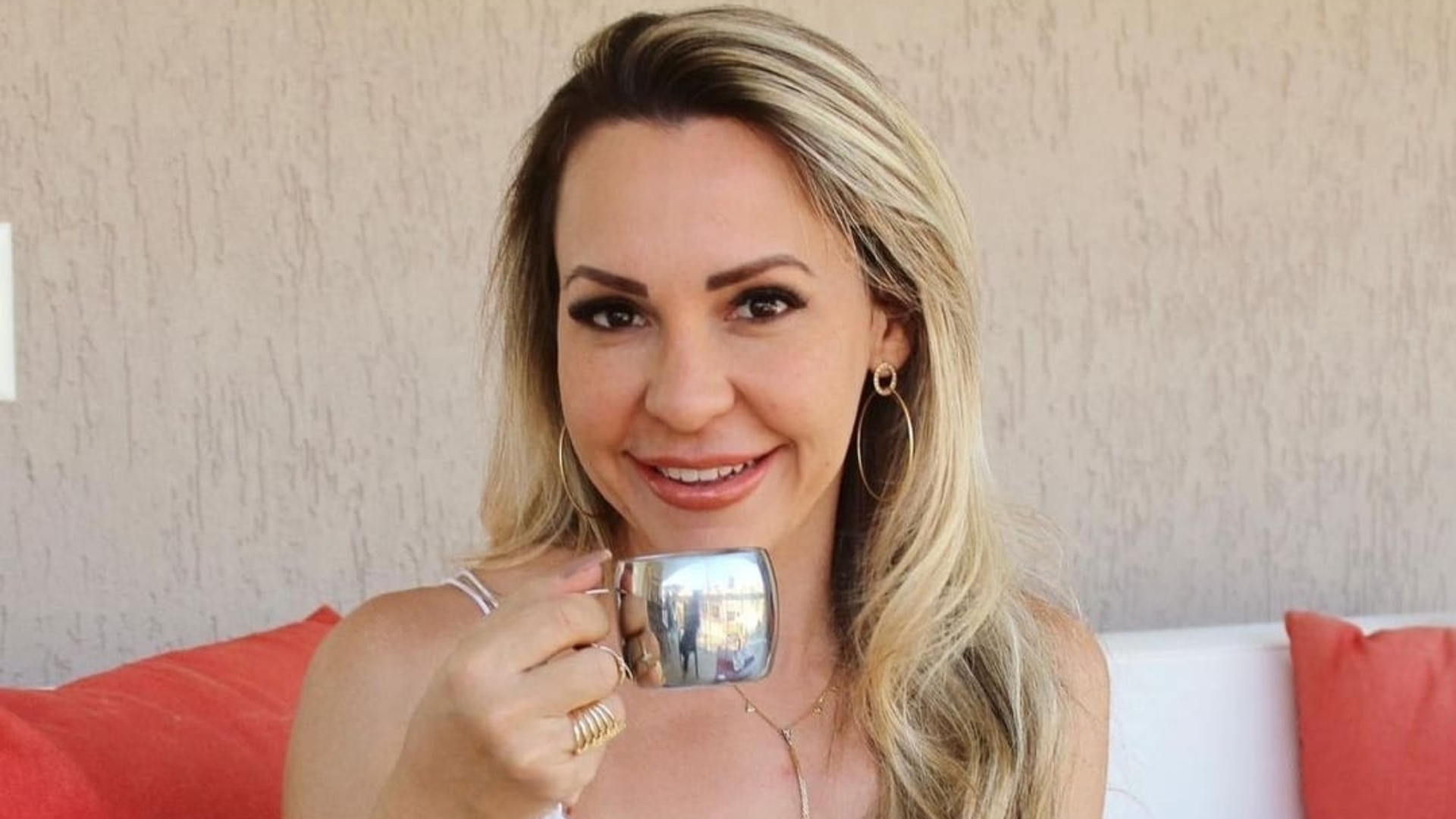 Nutricionista ensina receita de chá detox para se recuperar dos danos do álcool
