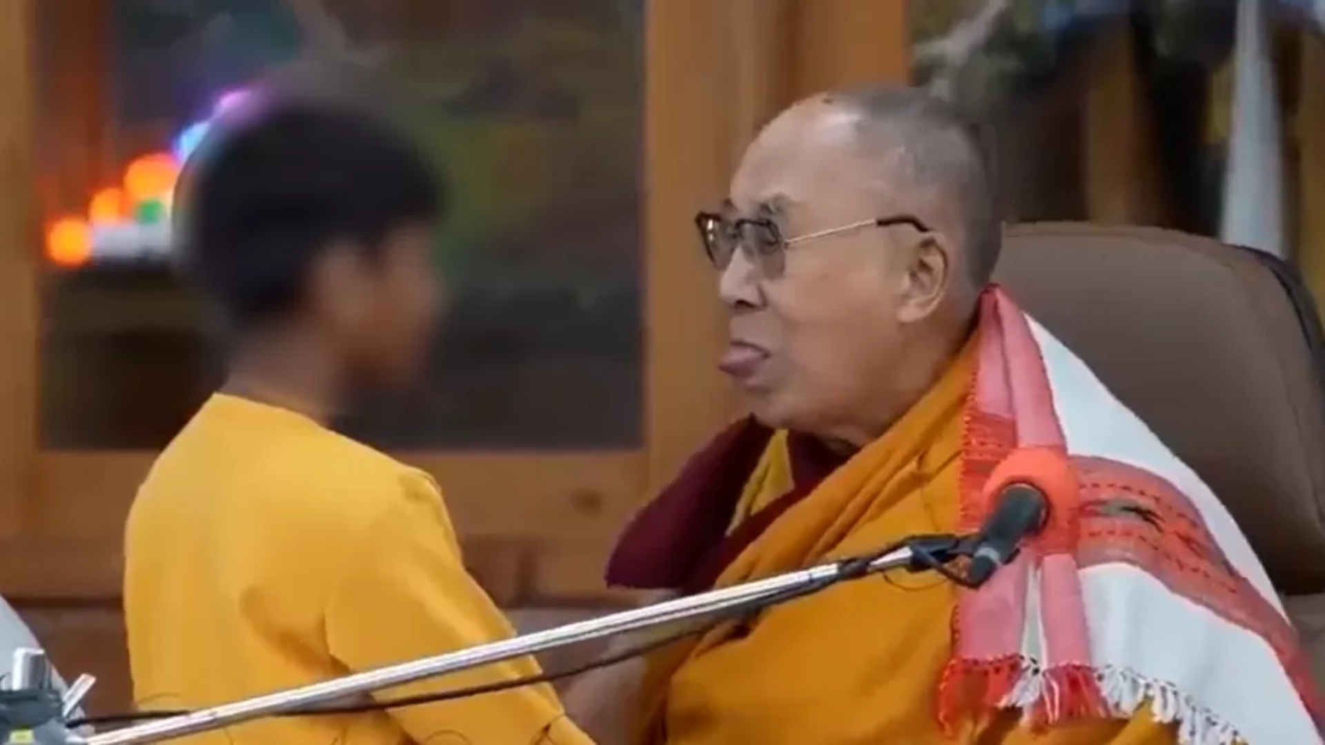 Dalai Lama se pronuncia após pedir que criança chupasse sua língua