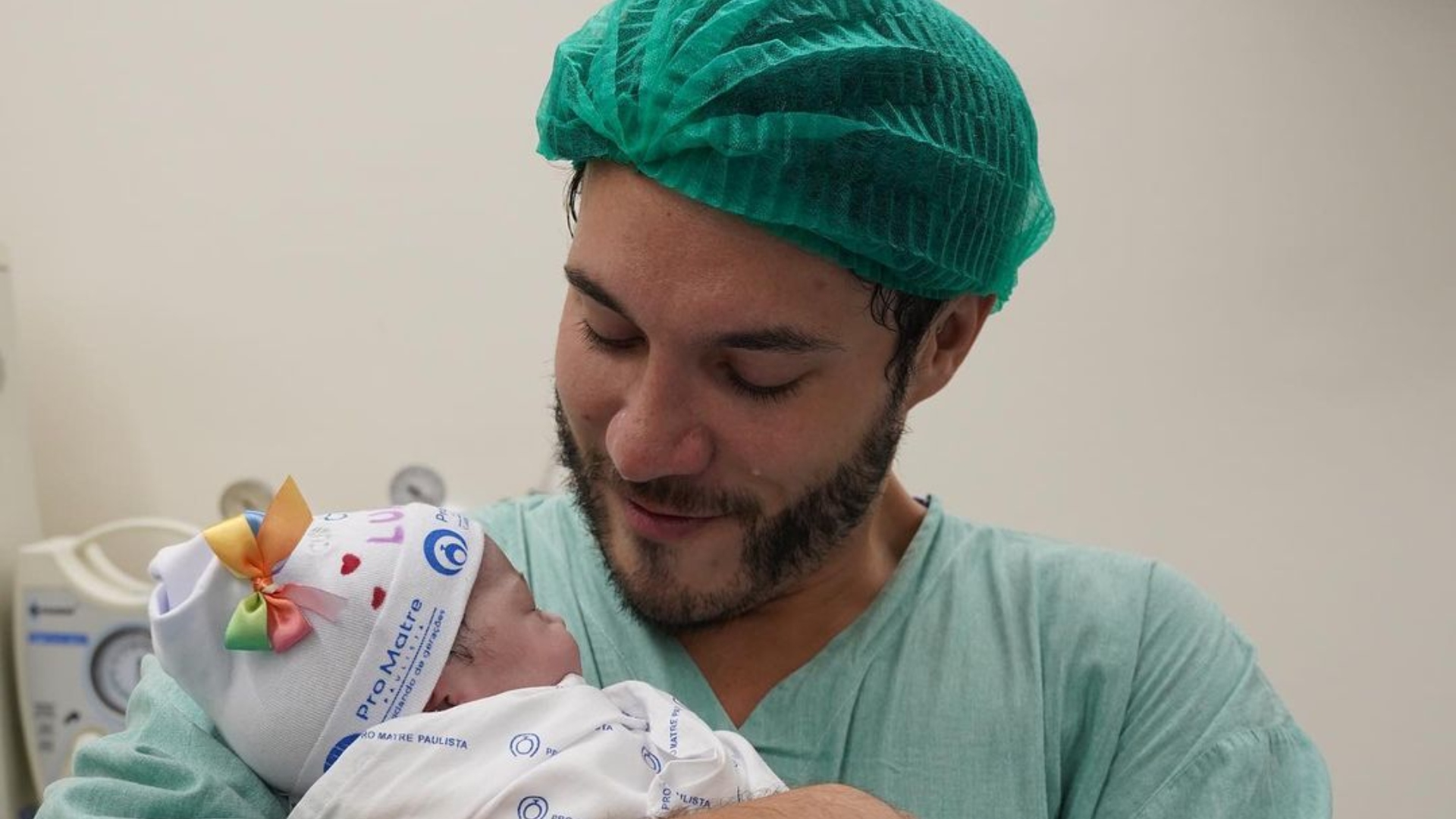 Filha de Eliezer, Lua, nasce um ano após ex-BBB afirmar que não queria ter filhos