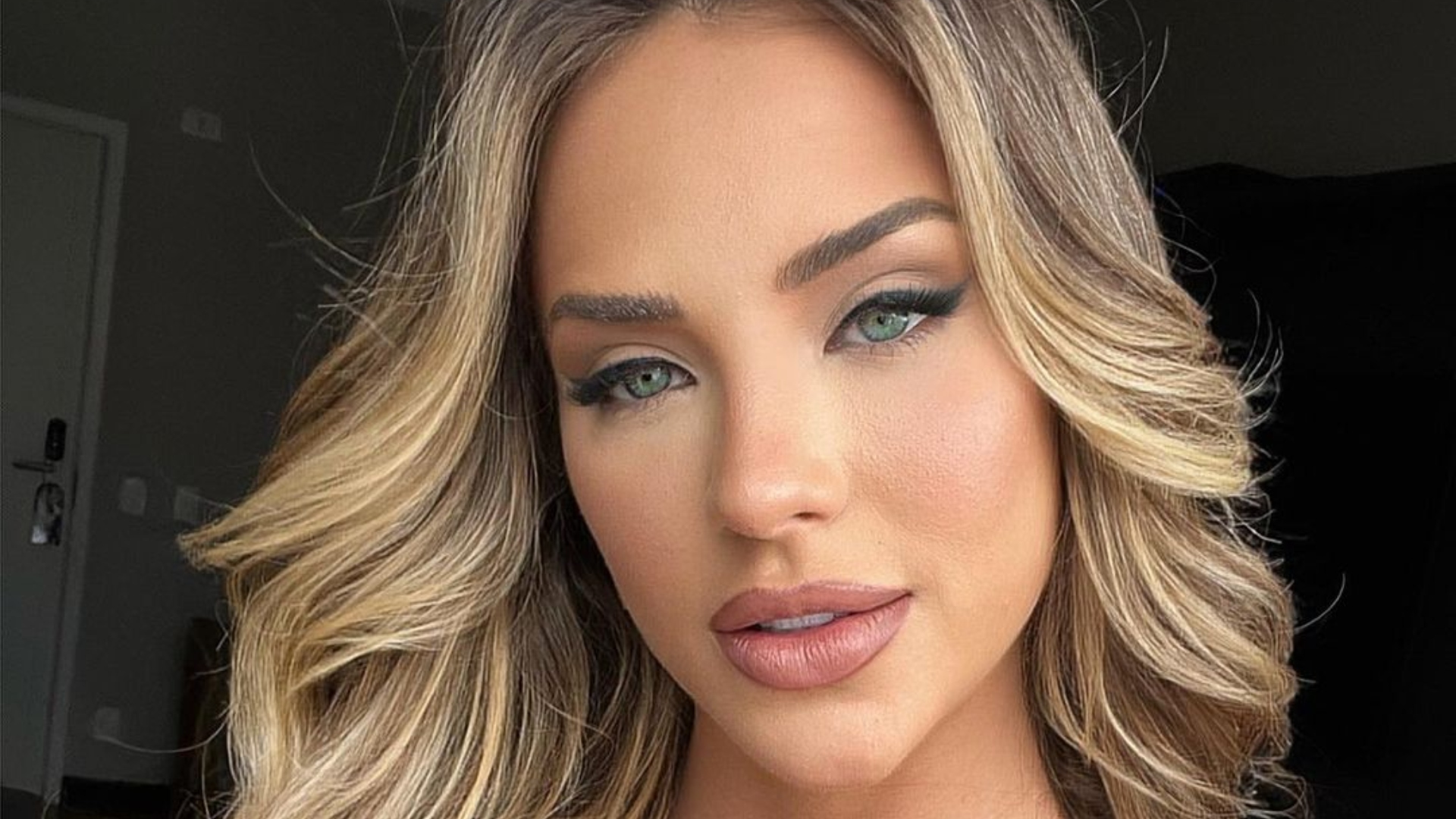 Gabi Martins ostenta curvas exuberantes com conjunto de lingerie preta
