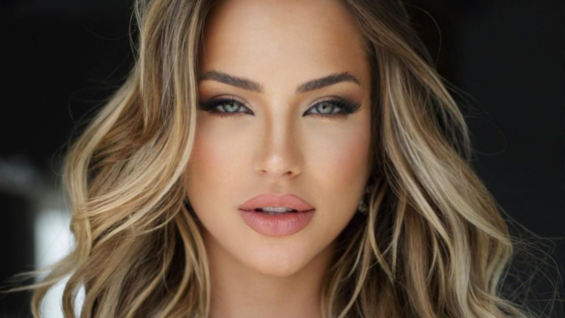 Gabi Martins ostenta curvas exuberantes com look transparente