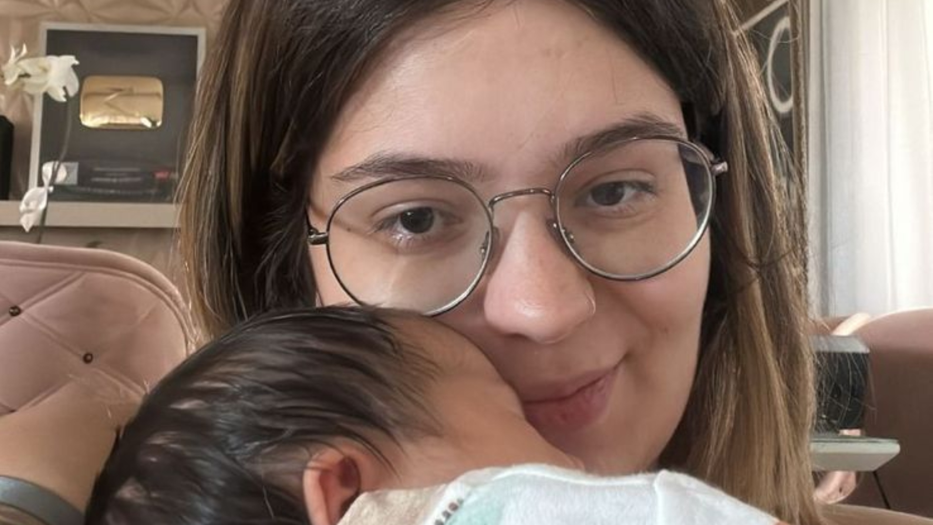 Viih Tube compartilha primeira amamentação da filha, Lua