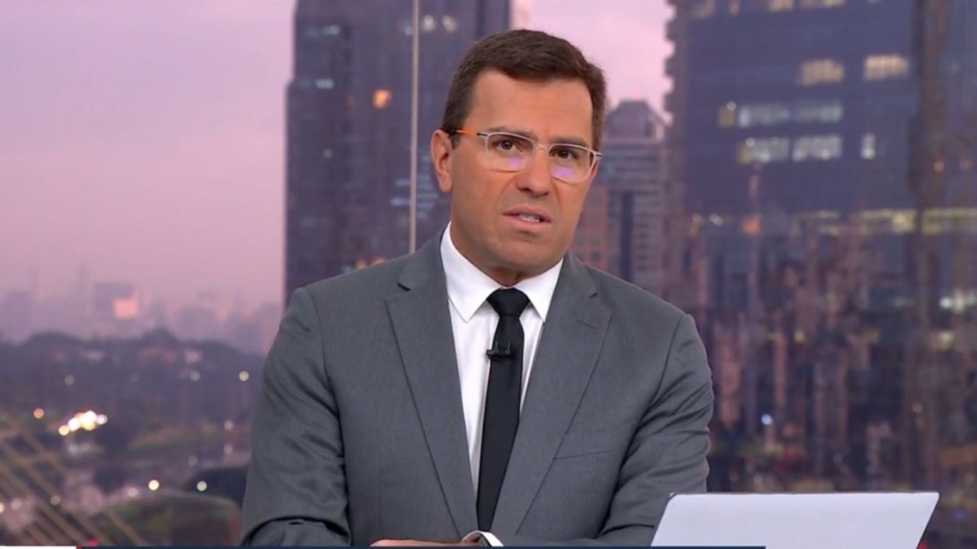 Rodrigo Bocardi  se revolta com homem que onfendeu Rede Globo e dá resposta afiada