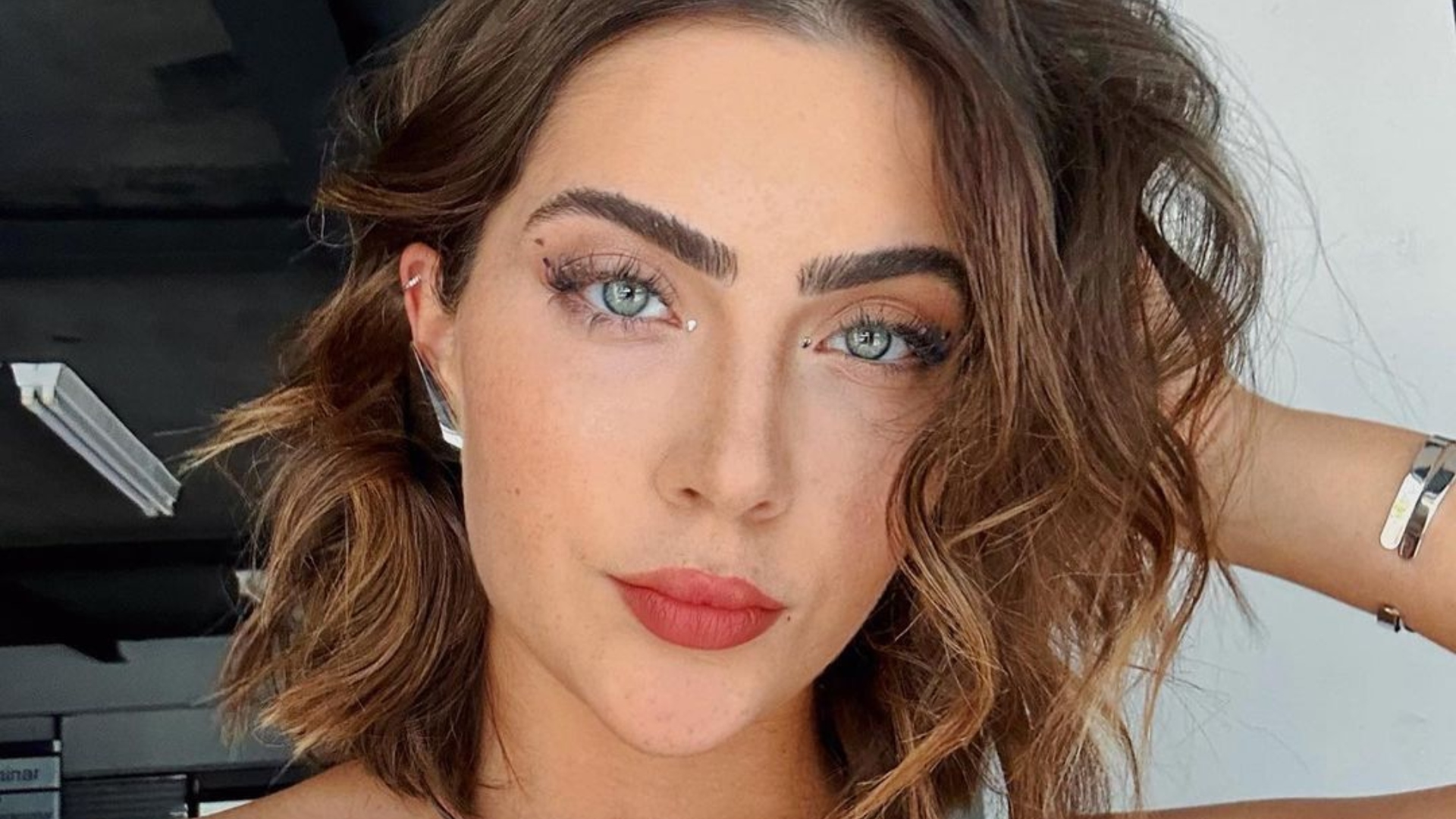 Jade Picon abre intimidade e exibe corpo sarado durante banho