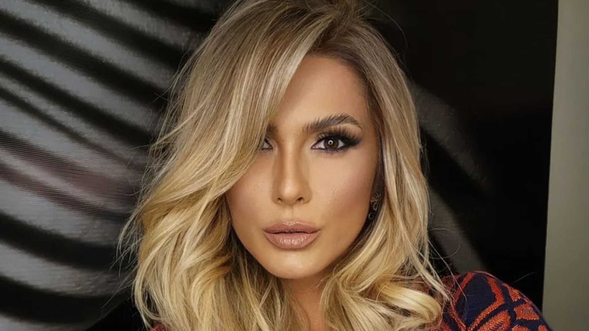 Sem nada por baixo, Lívia Andrade abre roupão e quase mostra demais