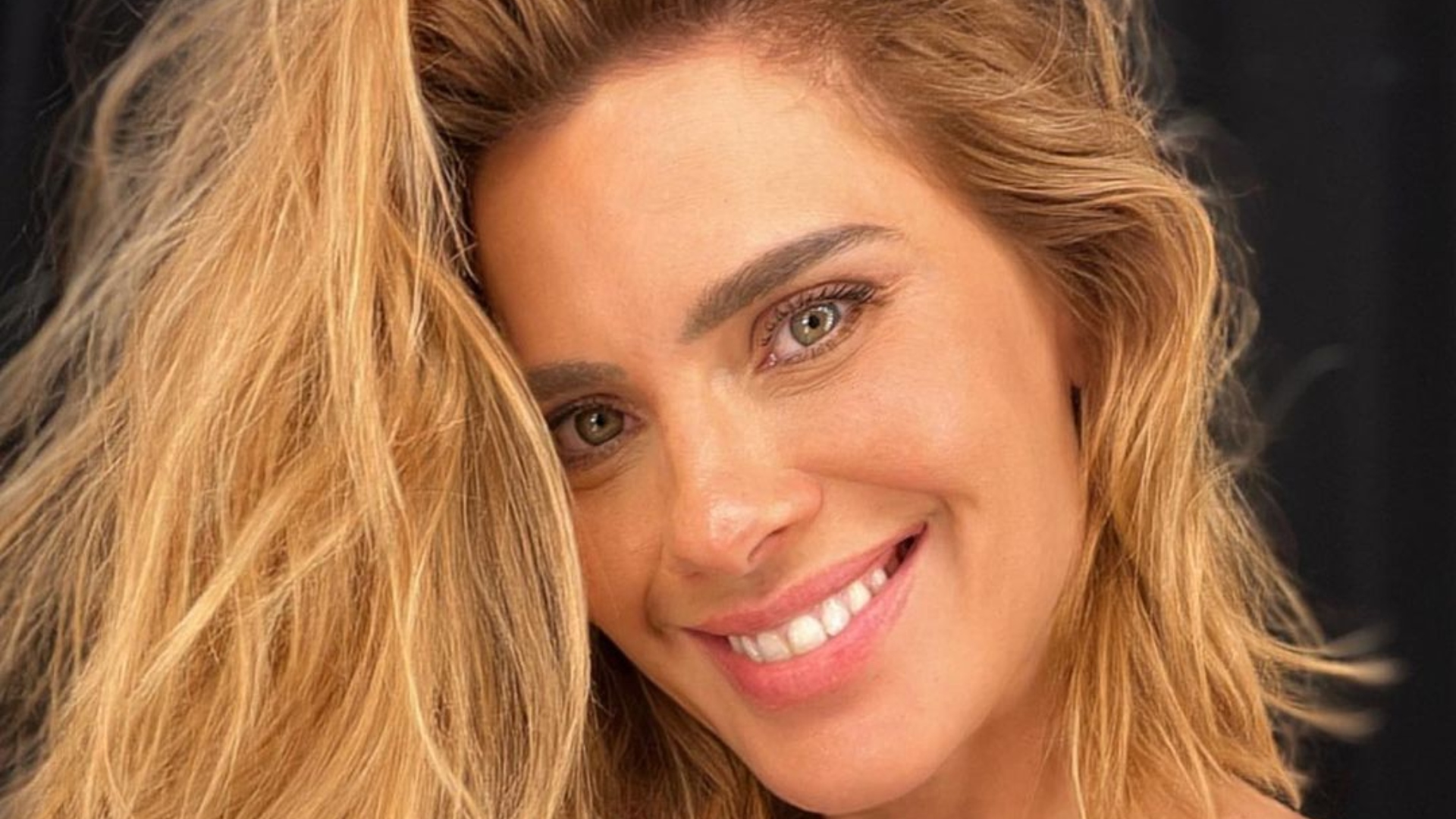 Carolina Dieckmann usa lingerie transparente e enlouquece a web