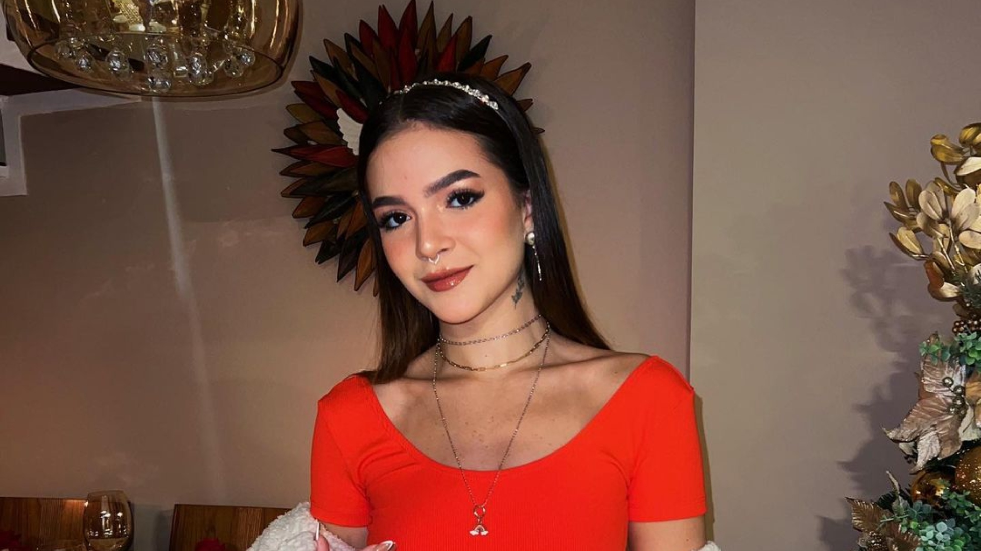 Mel Maia usa look minúsculo e exibe tatuagem na virilha