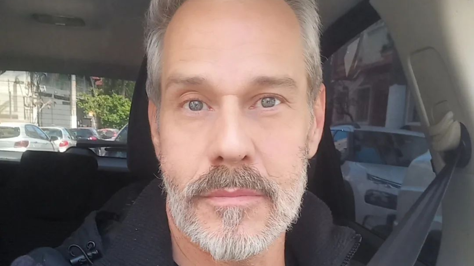 Nico Puig, galã dos anos 90, abre intimidade e mostra marido completamente nu