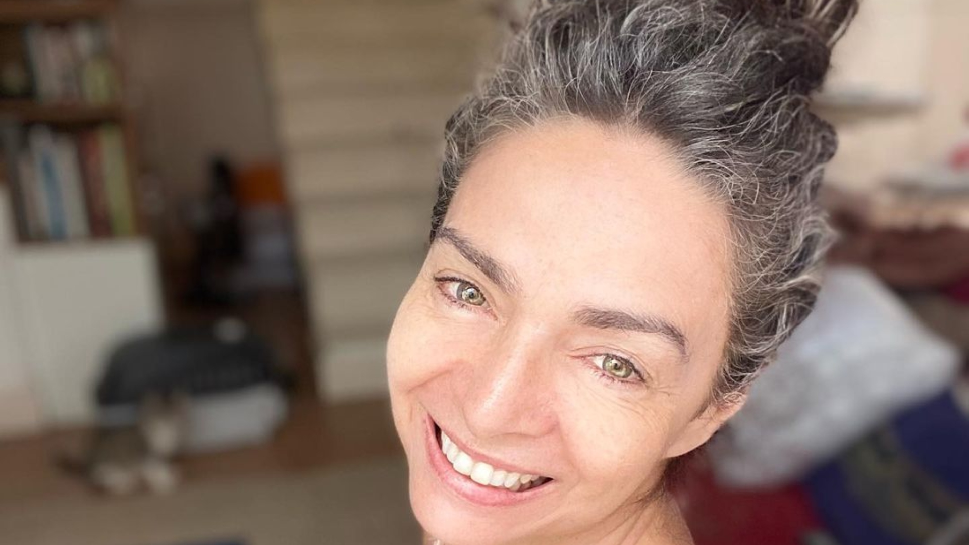 Claudia Ohana posa de biquíni e responde comentários etaristas: “Me achando gostosa”