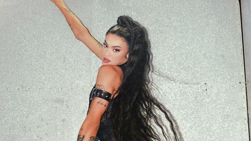 Pabllo Vittar posa só de calcinha fio-dental e ostenta curvas exuberantes
