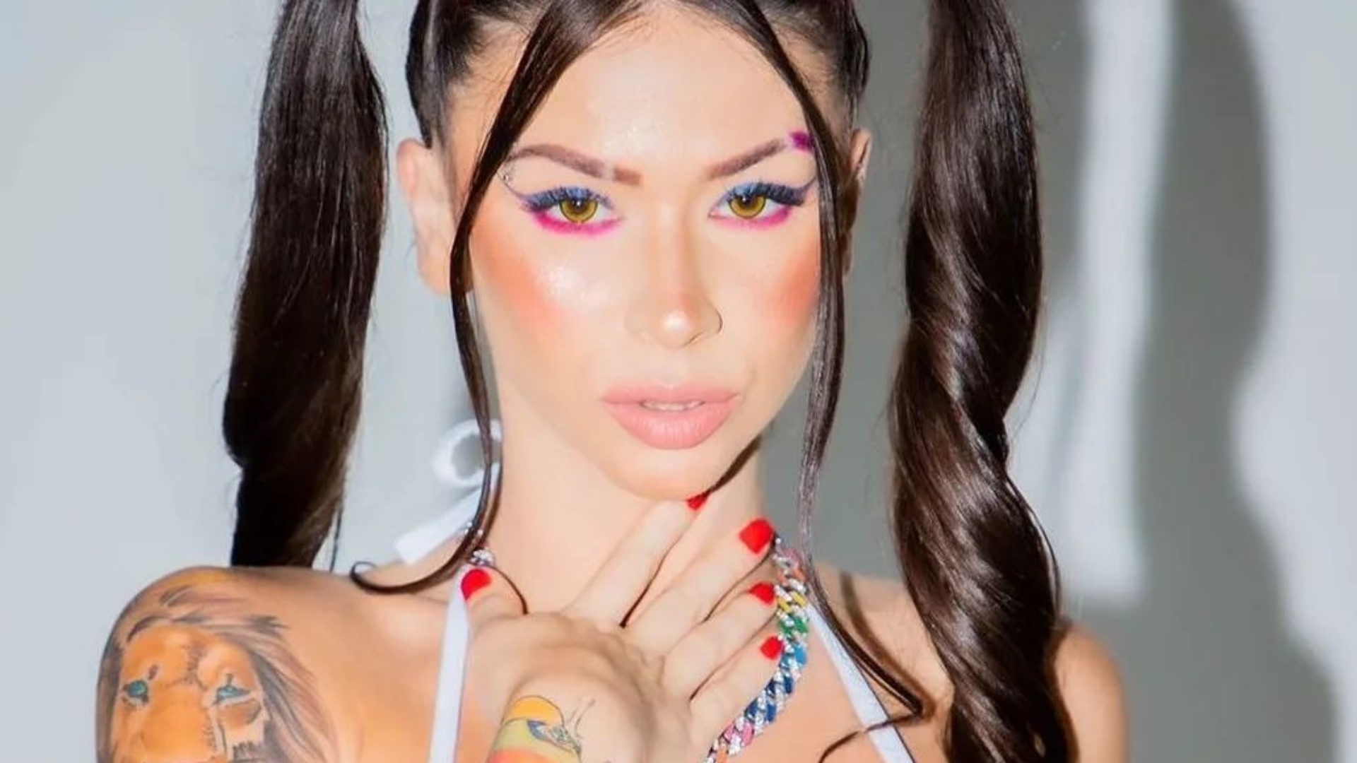 MC Pipokinha eleva temperatura da web ao sensualizar com lingerie rosa
