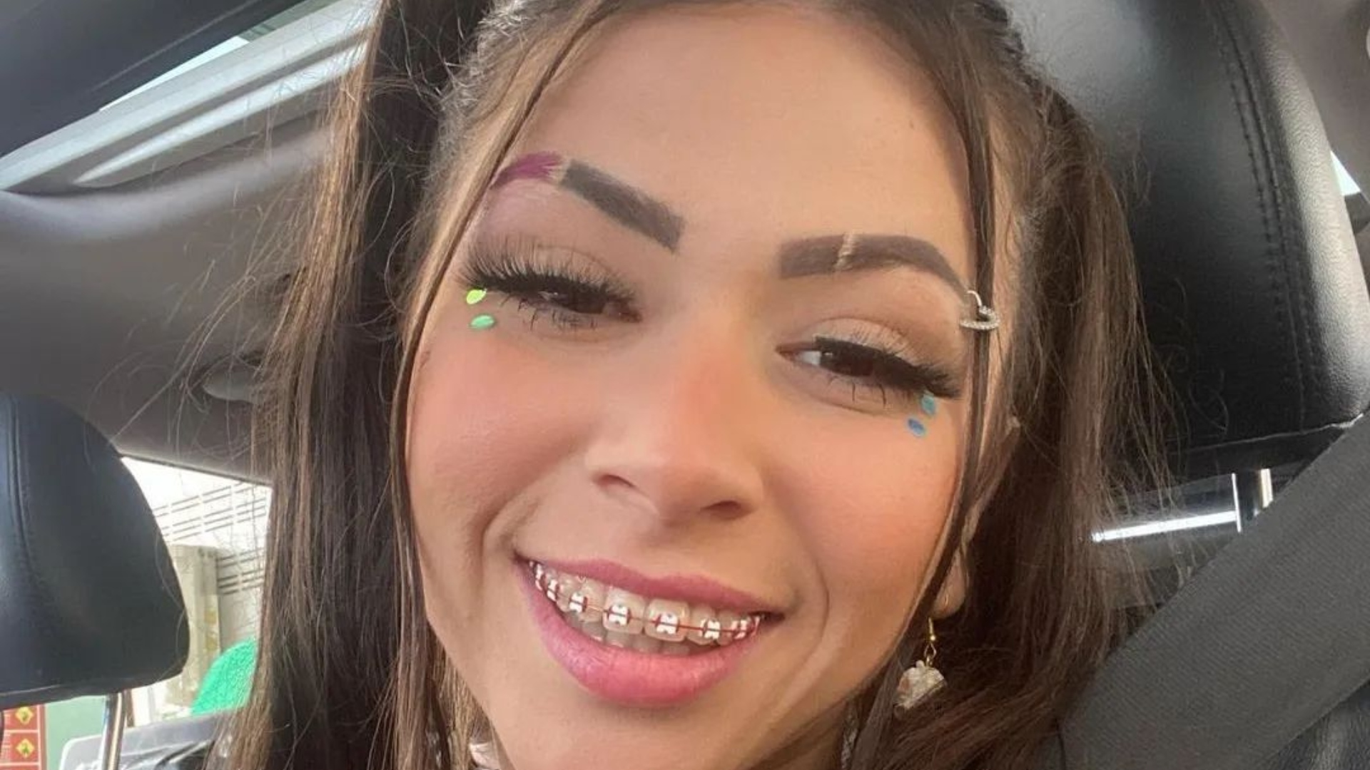 MC Pipokinha aposta em fantasia erótica e ostenta bumbum empinado com calcinha fio-dental