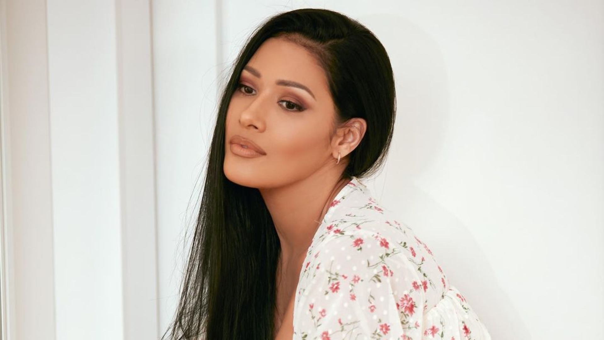 Simaria aposta em look ousado e leva web ao delírio