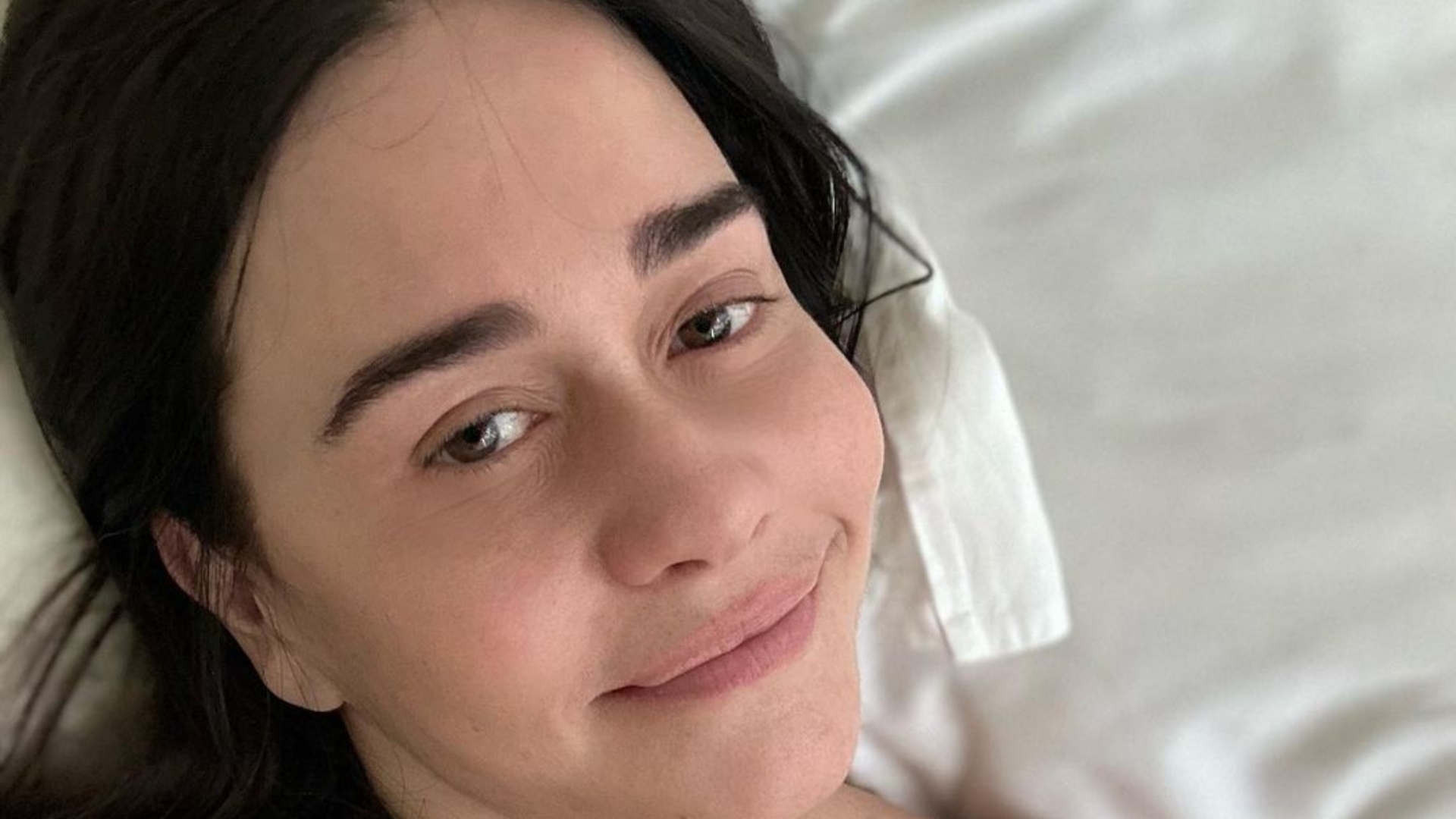 Alessandra Negrini faz selfie ousada, exibe lingerie e web vai à loucura