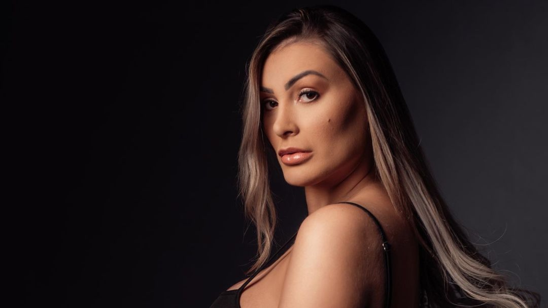 Andressa Urach faz tatuagem no ânus e mostra detalhes
