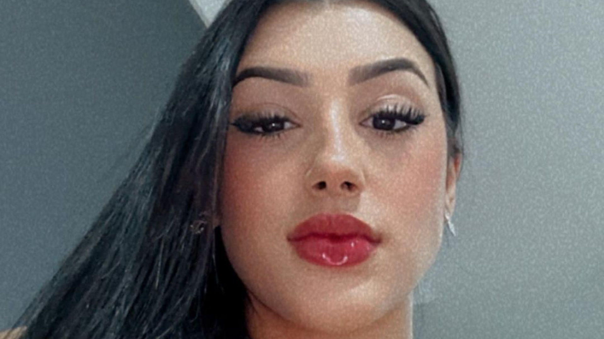Bia Miranda dispensa parte de cima e posa de lingerie