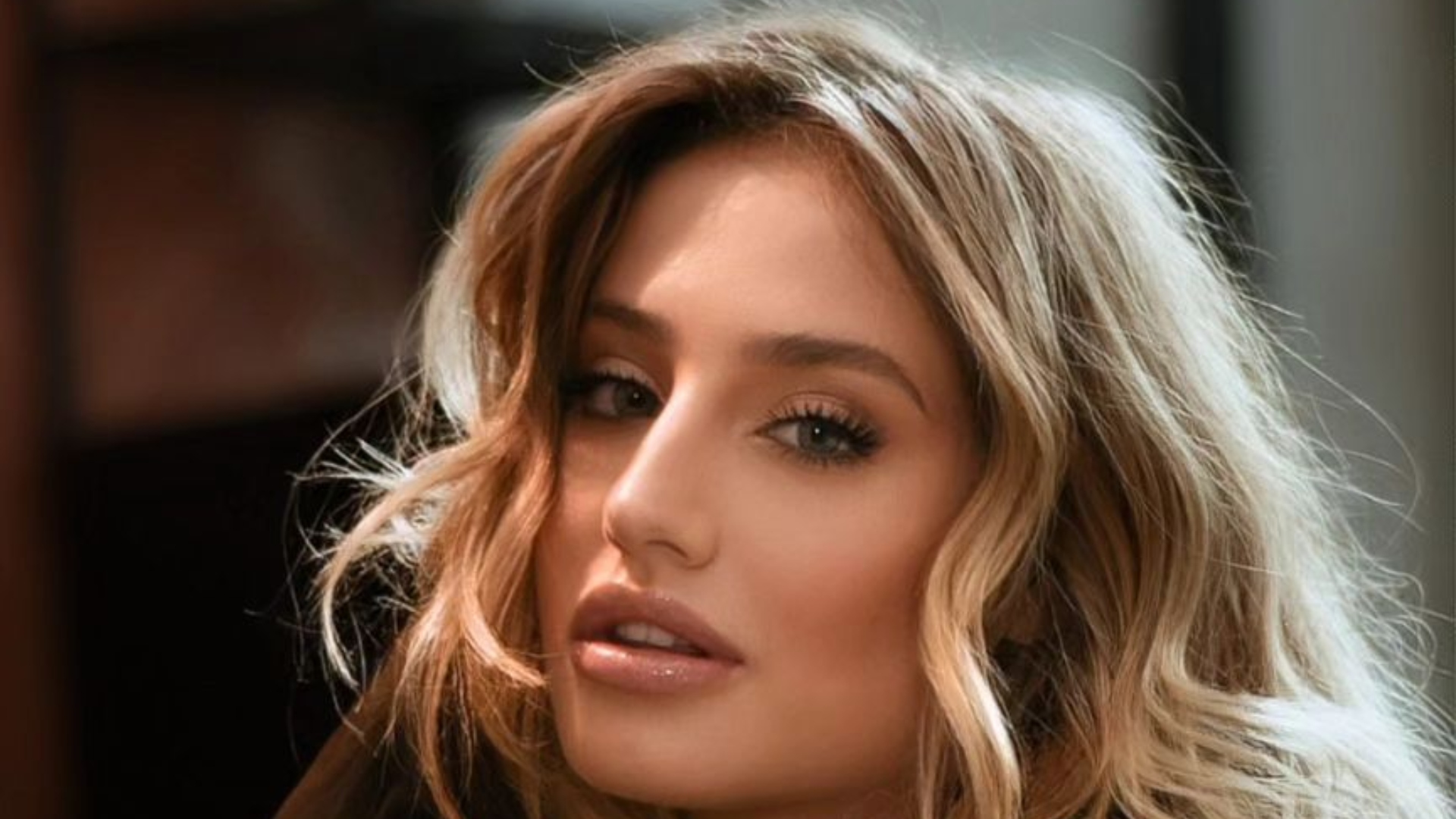 UAU! Bruna Griphao surge com biquíni cavadíssimo em dia de praia