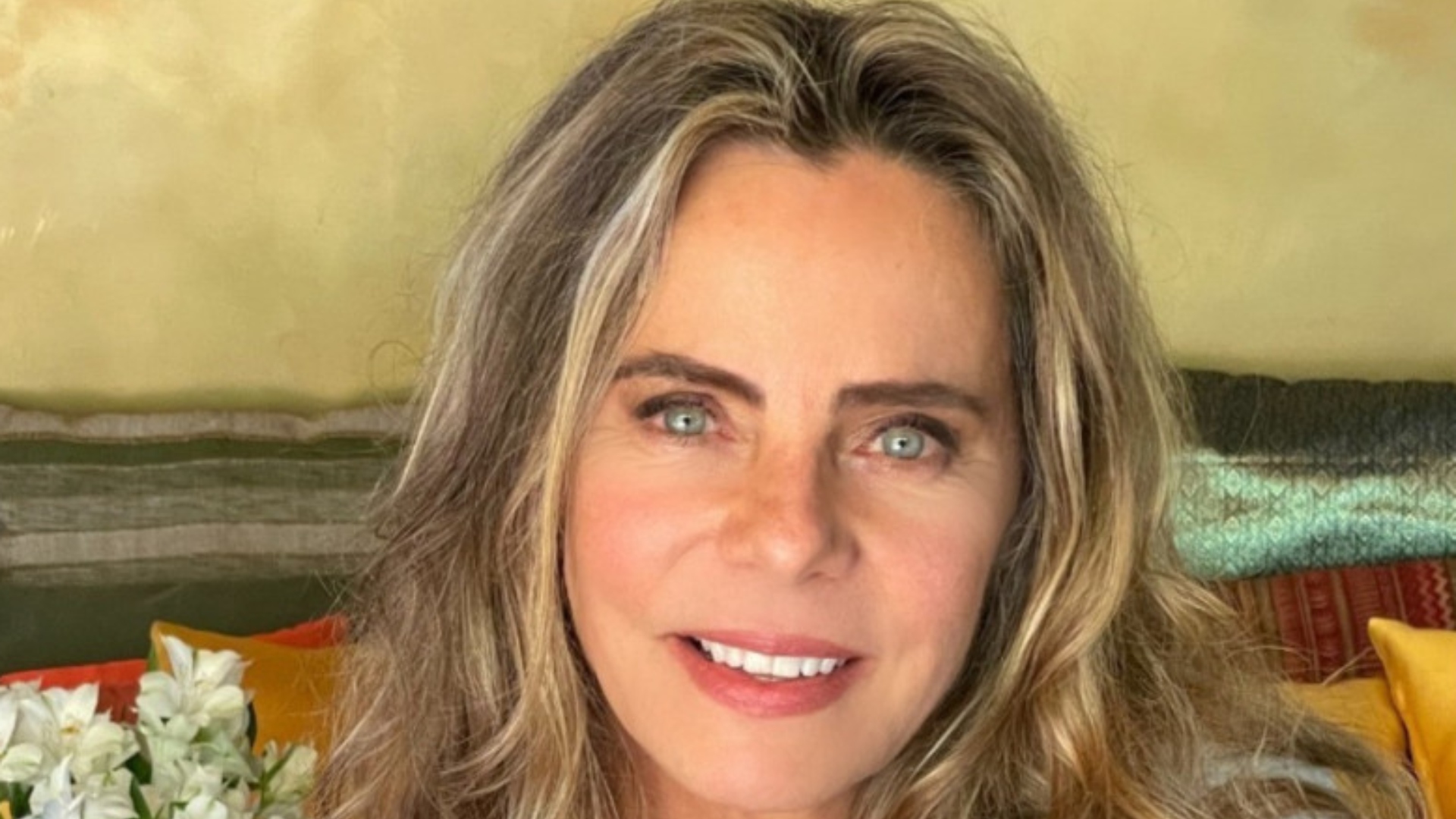 UAU! Bruna Lombardi posa de lingerie ousada aos 70 anos