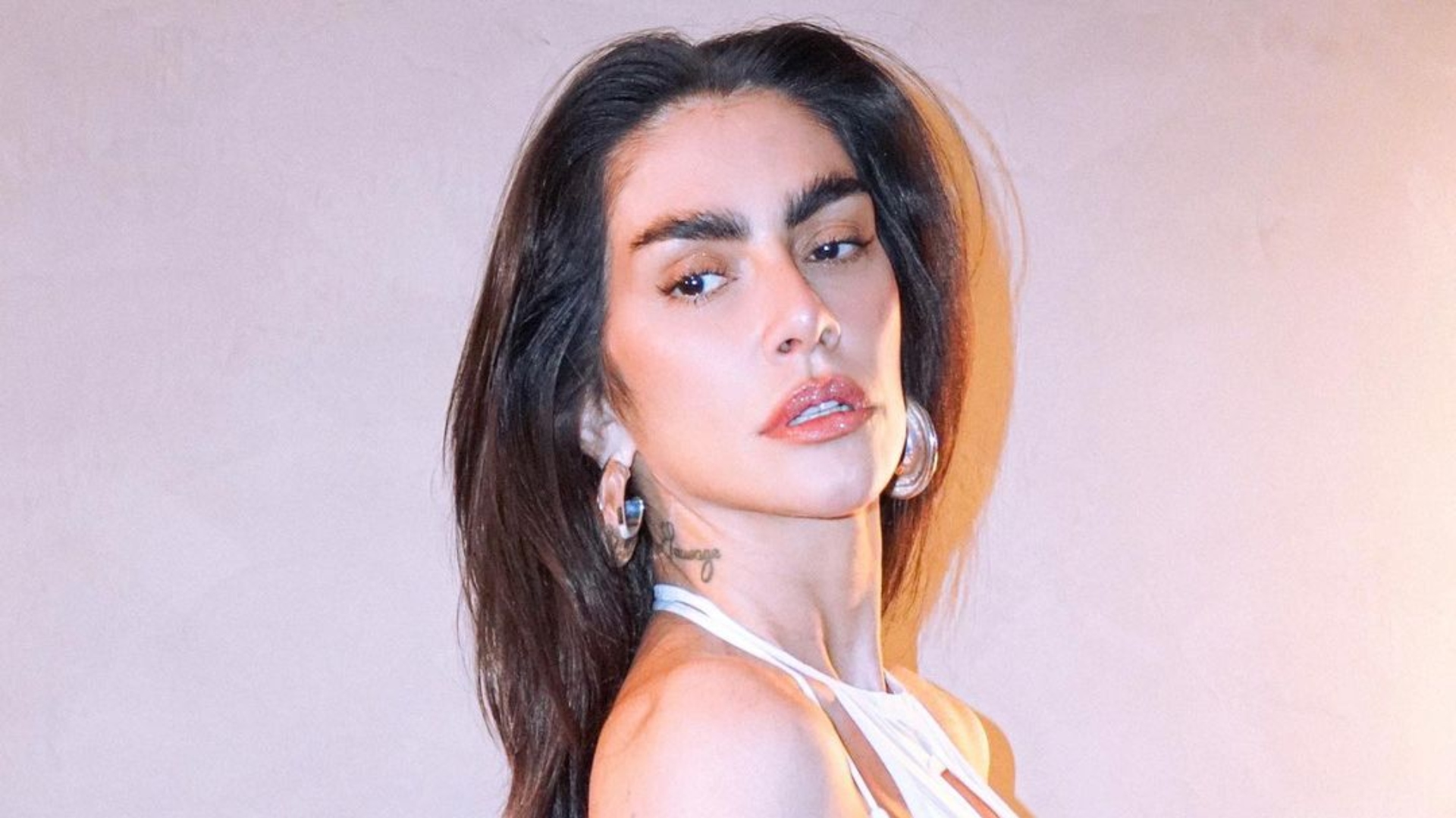 Cleo sensualiza em ensaio fotográfico e recebe pedido inusitado de Giovanna Ewbank