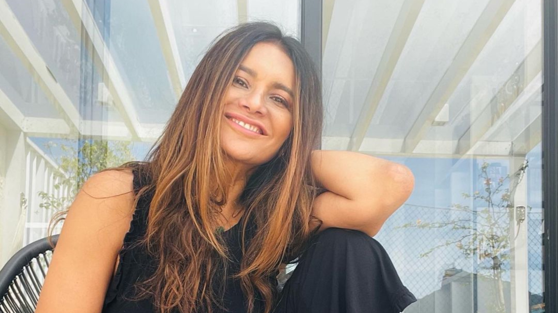 Aos 55 anos, Dira Paes exibe bumbum real com biquíni preto
