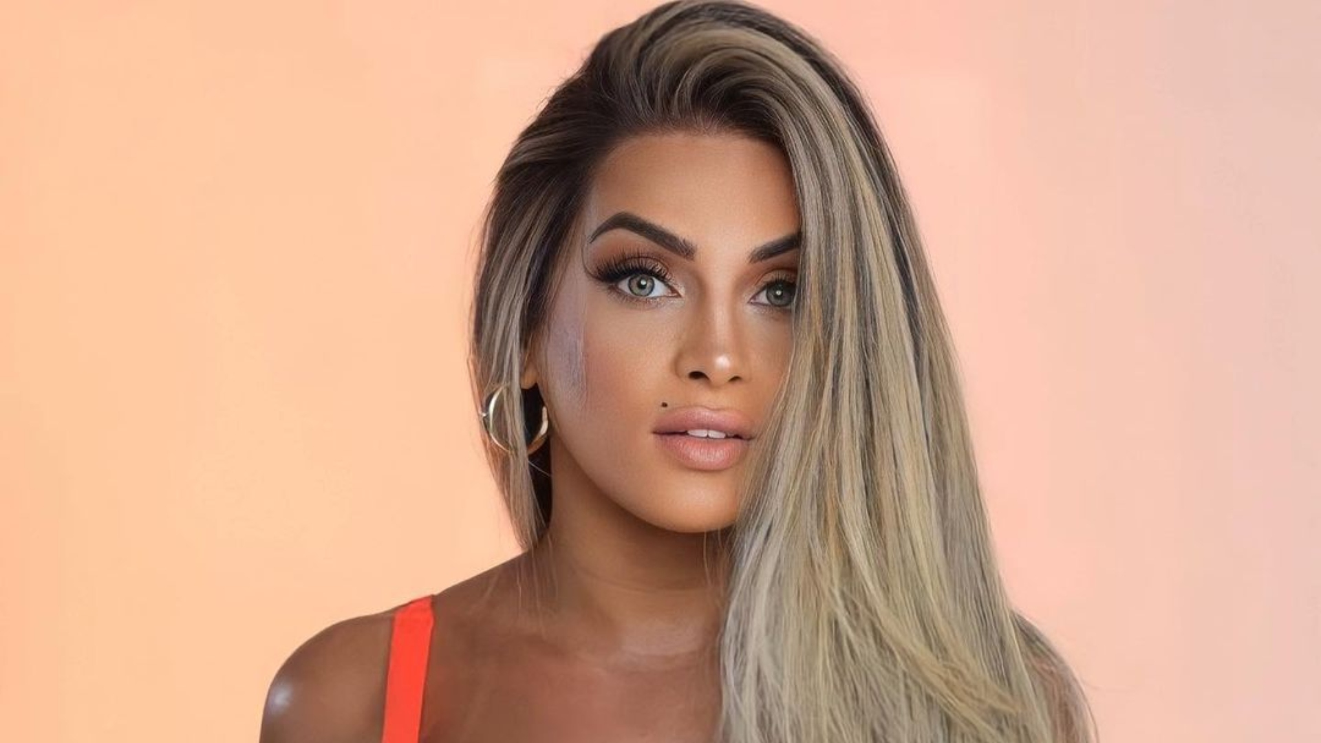 Modelo desabafa sobre receber críticas por ser bonita: “Me chamam de burra e sem estudo”