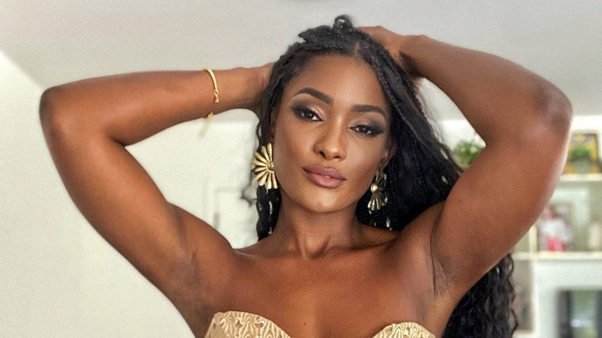 Erika Januza posa de maiô cavado e web se derrete: “Deusa”
