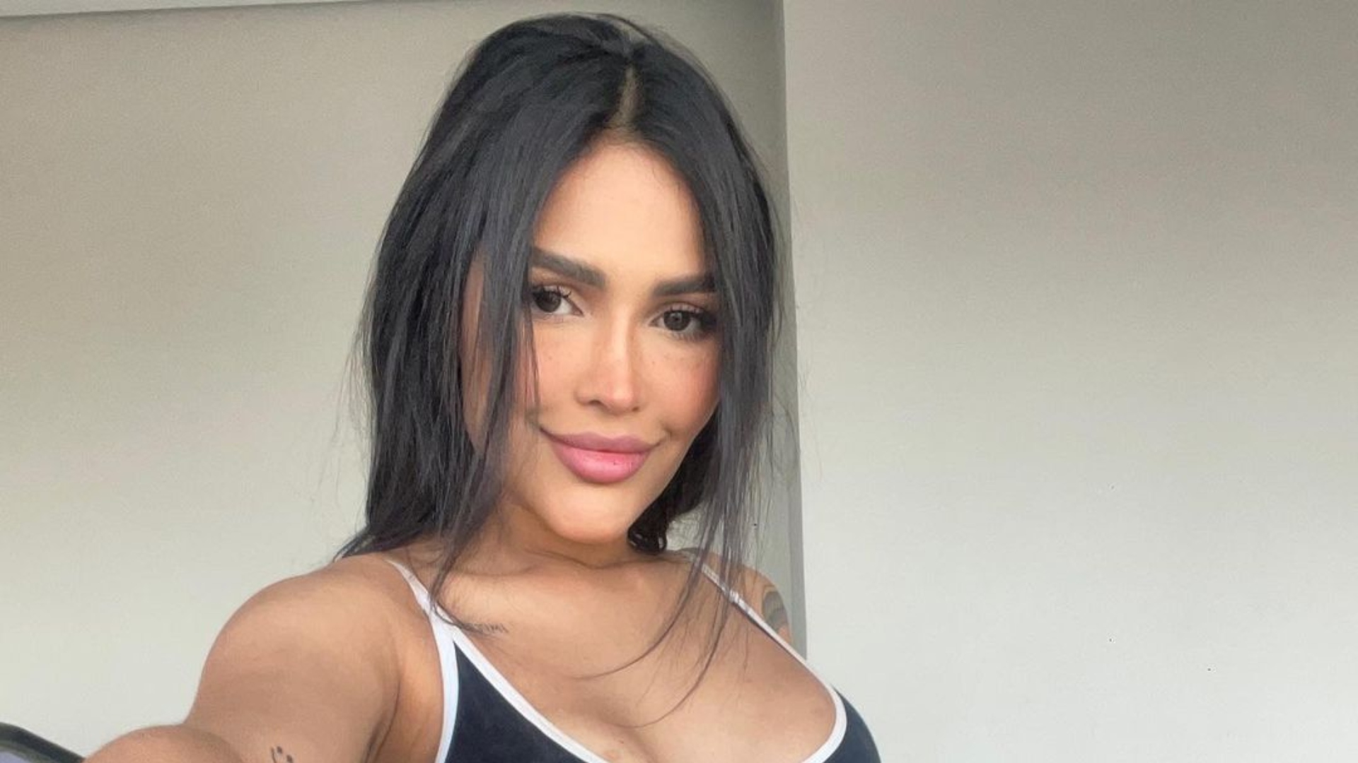 LINDA! Só de calcinha, Flay exibe barriga trincada durante treino