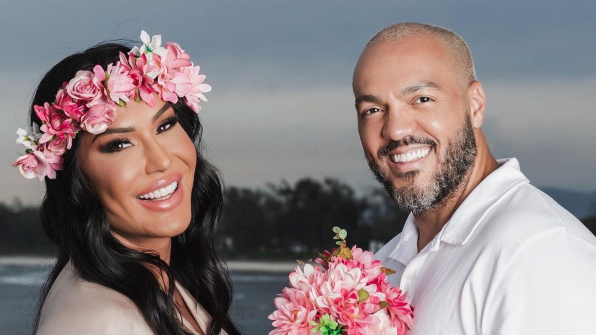 Nua, Gracyanne Barbosa ganha apalpada picante de Belo