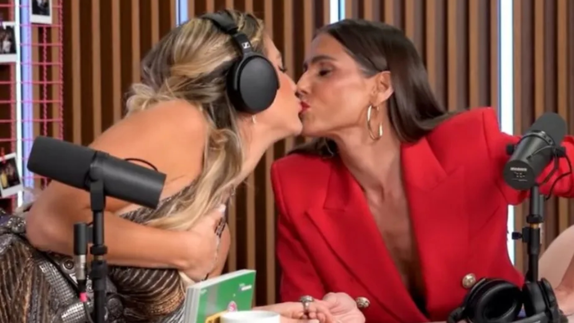 Deborah Secco reforça convite para sexo a três com Giovanna Ewbank