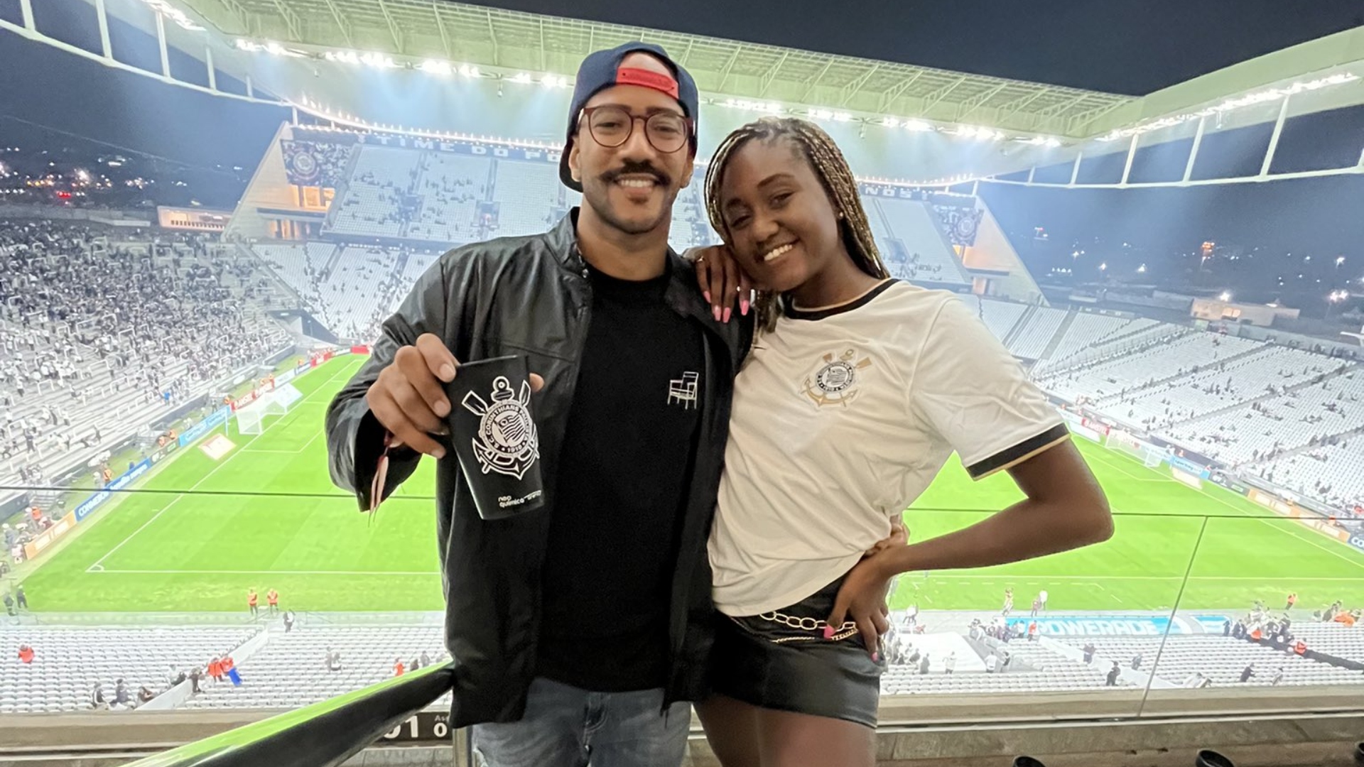 Sarah Aline e Ricardo Alface curtem jogo de futebol juntos e web elogia casal