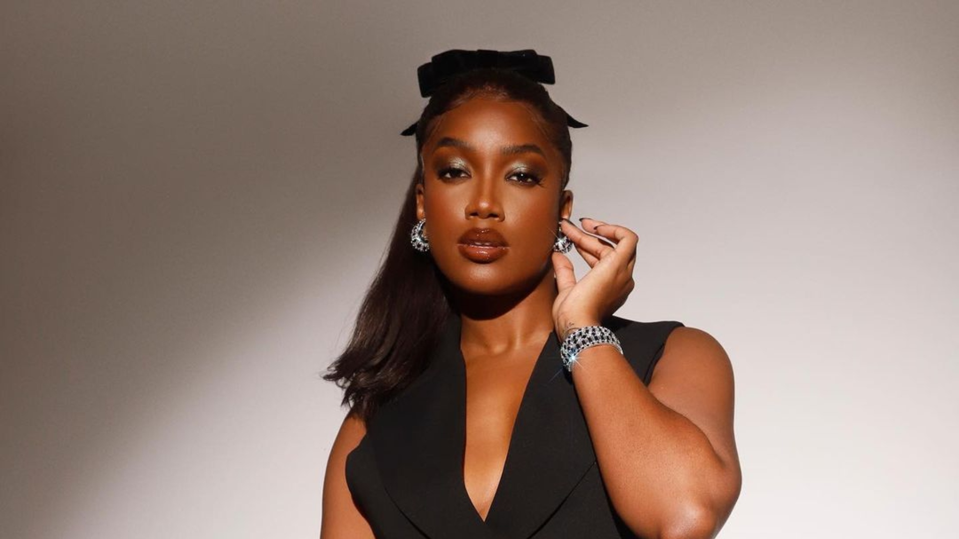 Iza usa vestido curtíssimo e quase mostra demais
