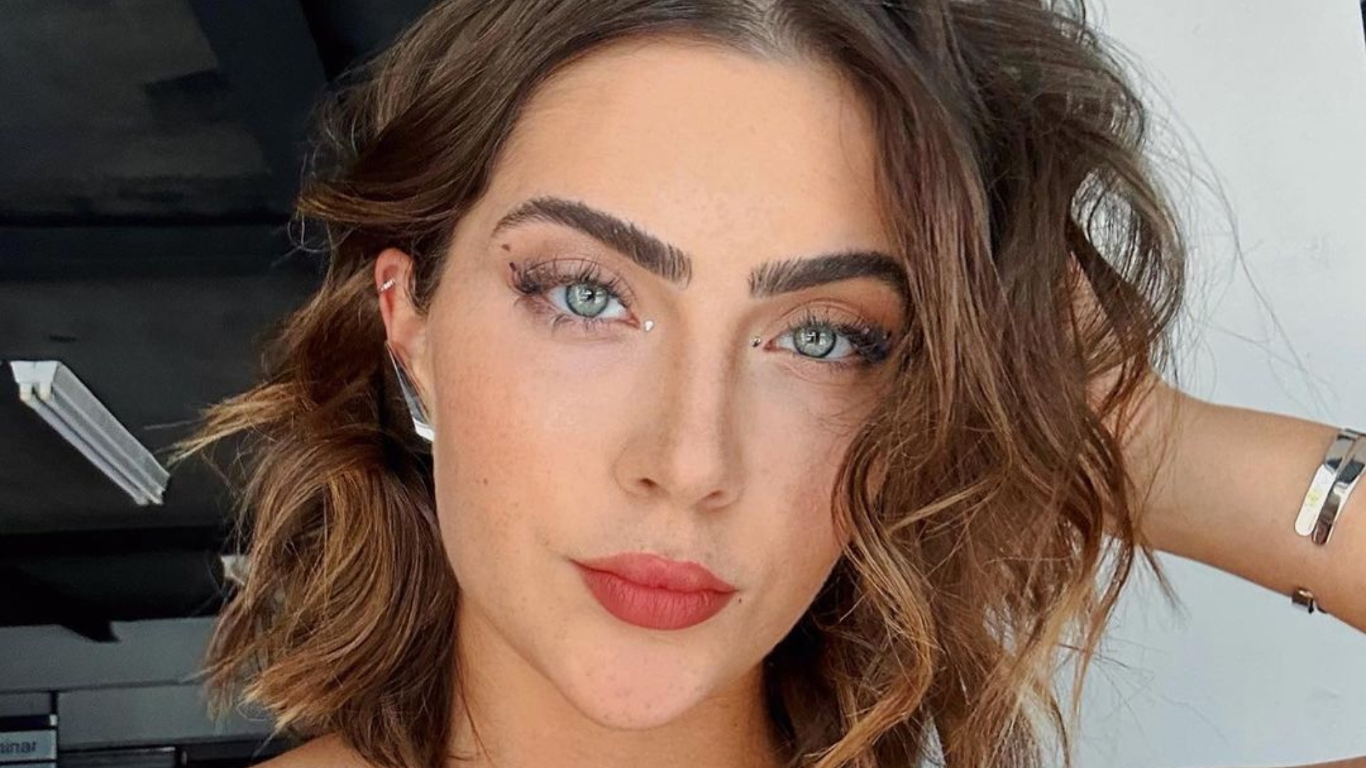 Jade Picon escolhe vestido transparente ousado para curtir show de Ludmilla