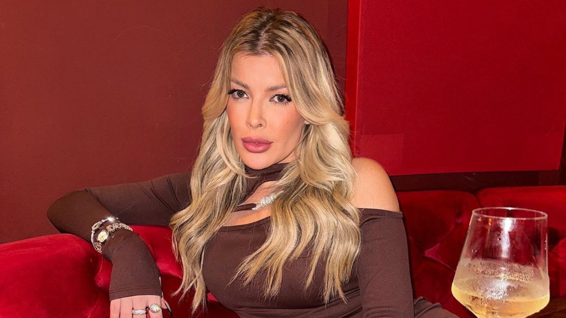 UAU! Jaquelline Grohalski exibe corpão em biquíni cavadíssimo