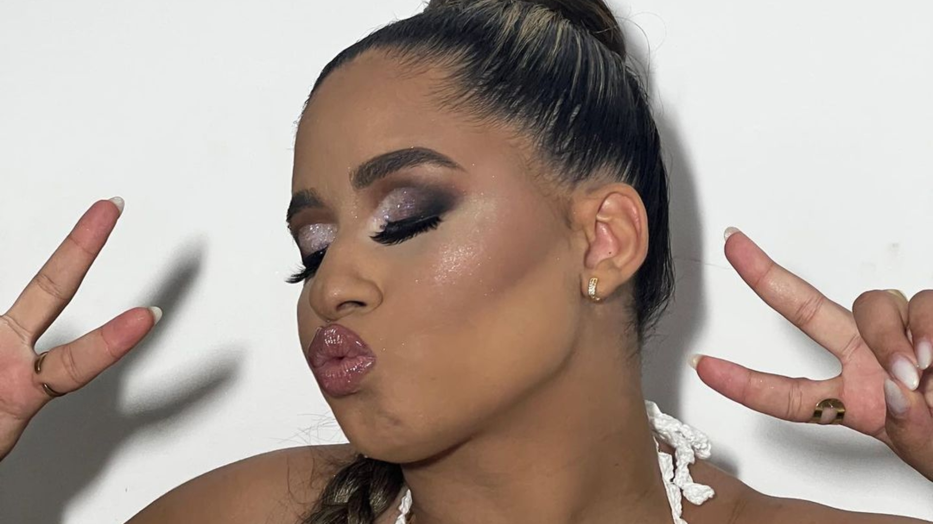 MC Loma se estressa e responde quem é o pai de sua filha: “Esse aqui”