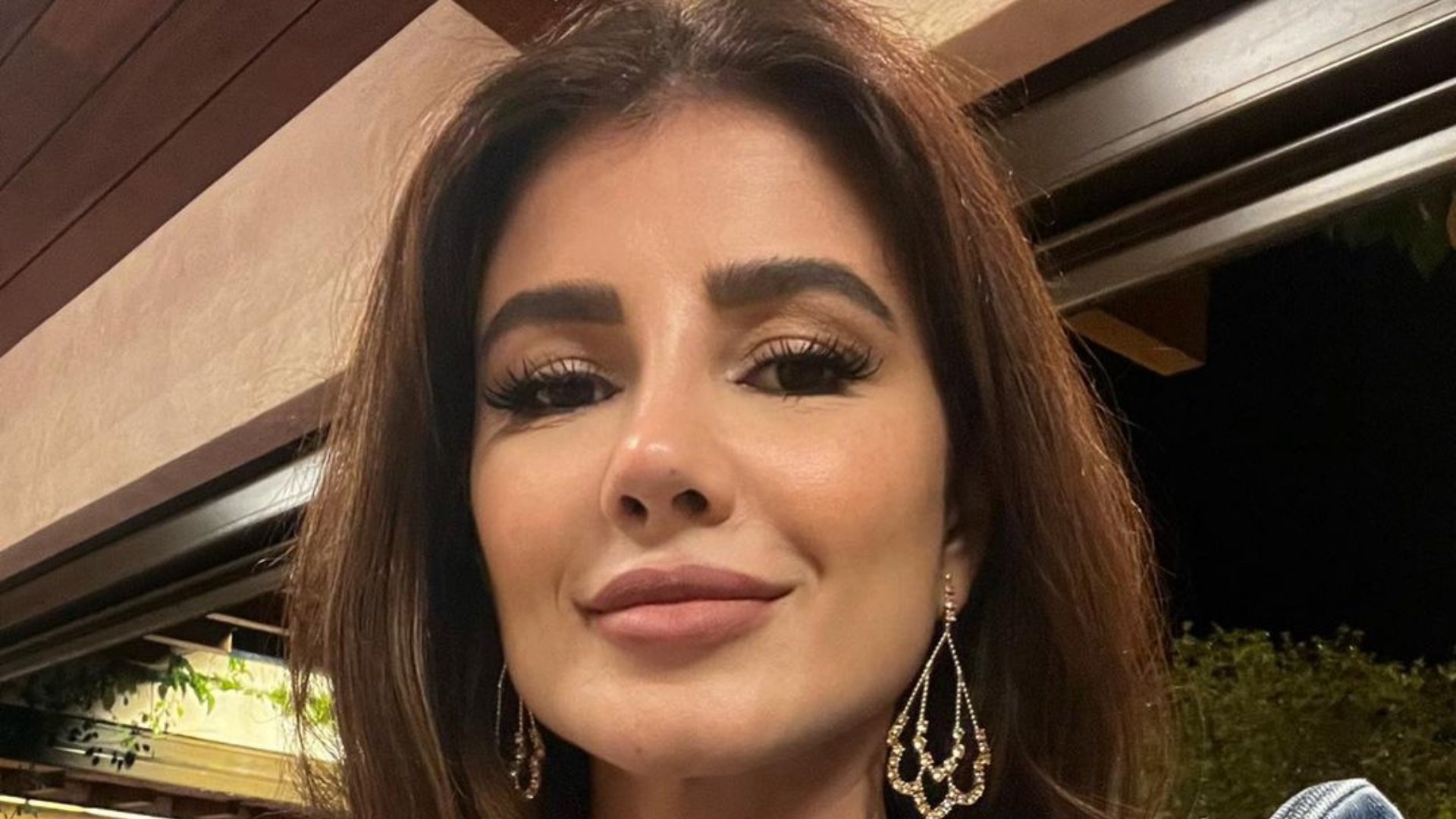 Paula Fernandes compartilha perrengue de foto com cavalo e quase perde a blusa