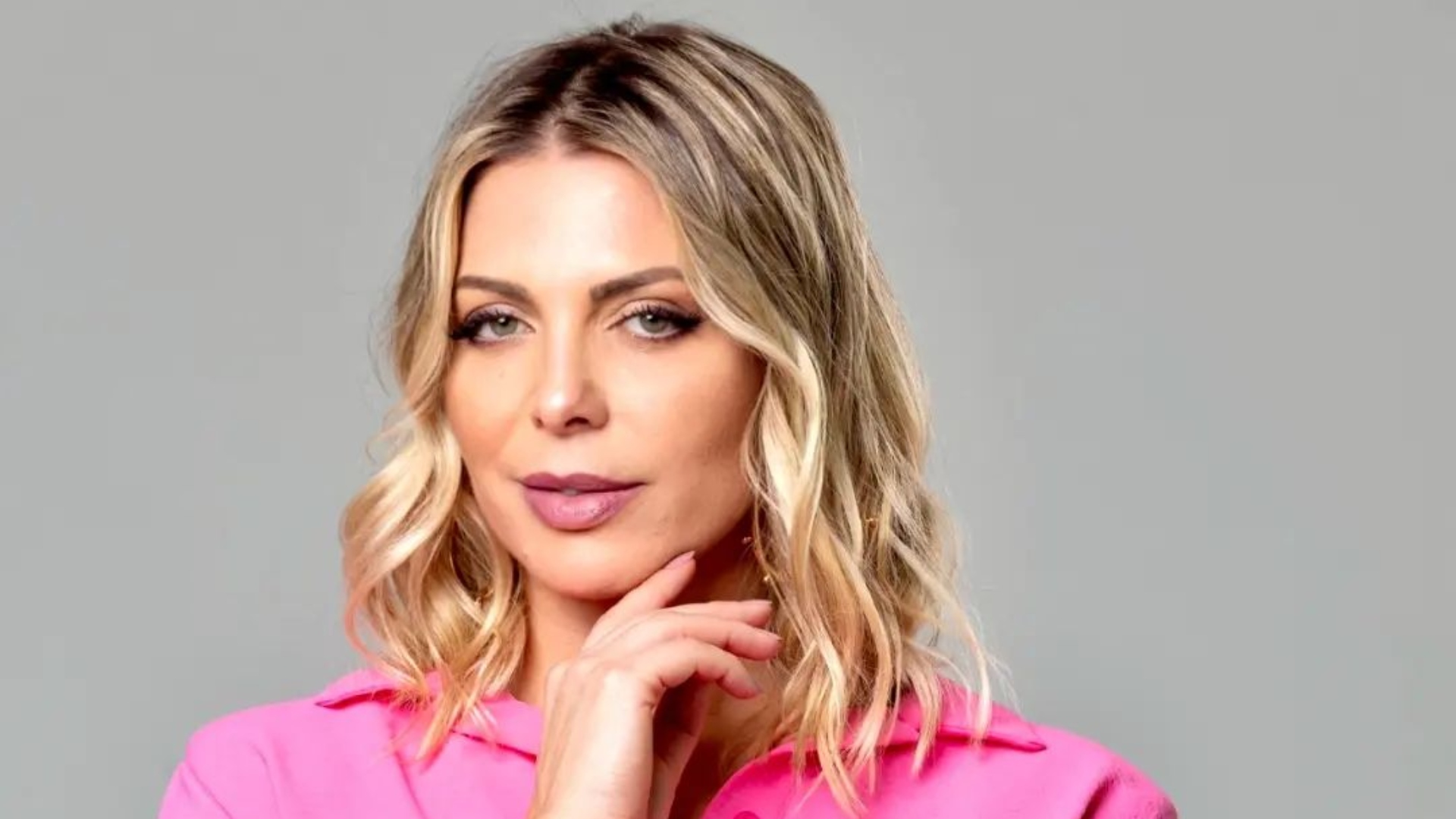 Sheila Mello aposta em pijama curtíssimo e mostra demais