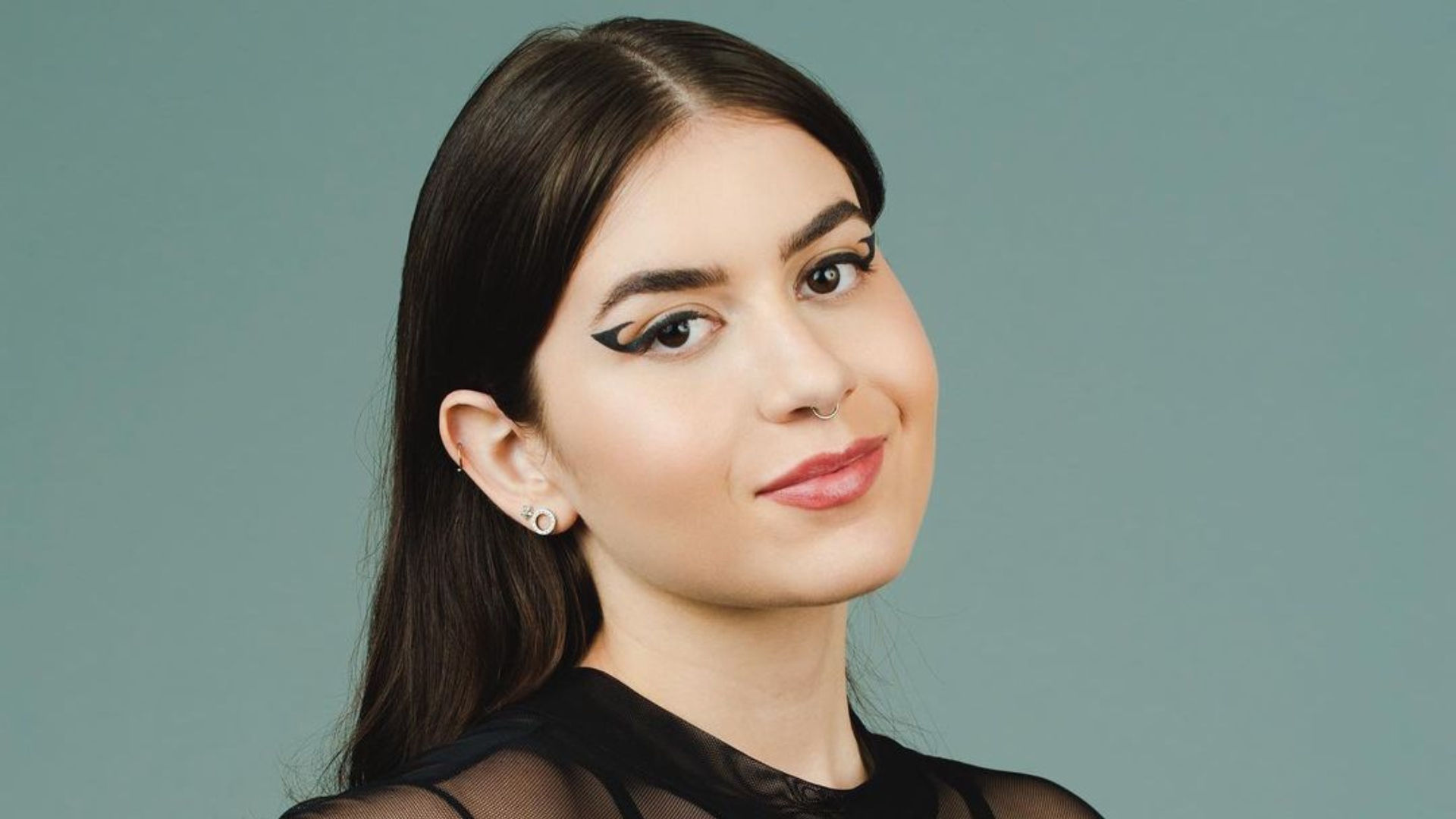 Sofia Santino fala sobre autoestima, linha de delinieadores e pole dance: “Um processo muito bonito”