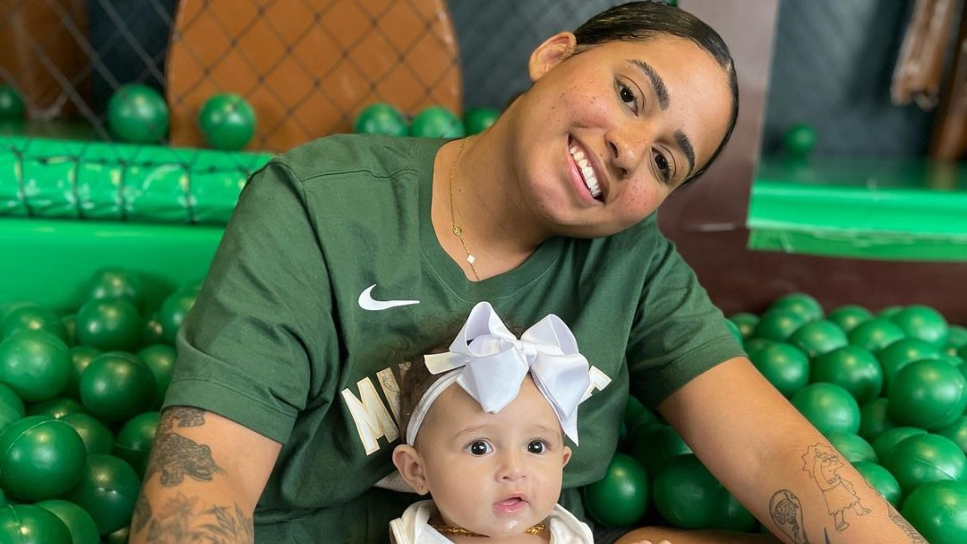 Mc Loma é duramente criticada por deixar filha bebê ao lado de cobra